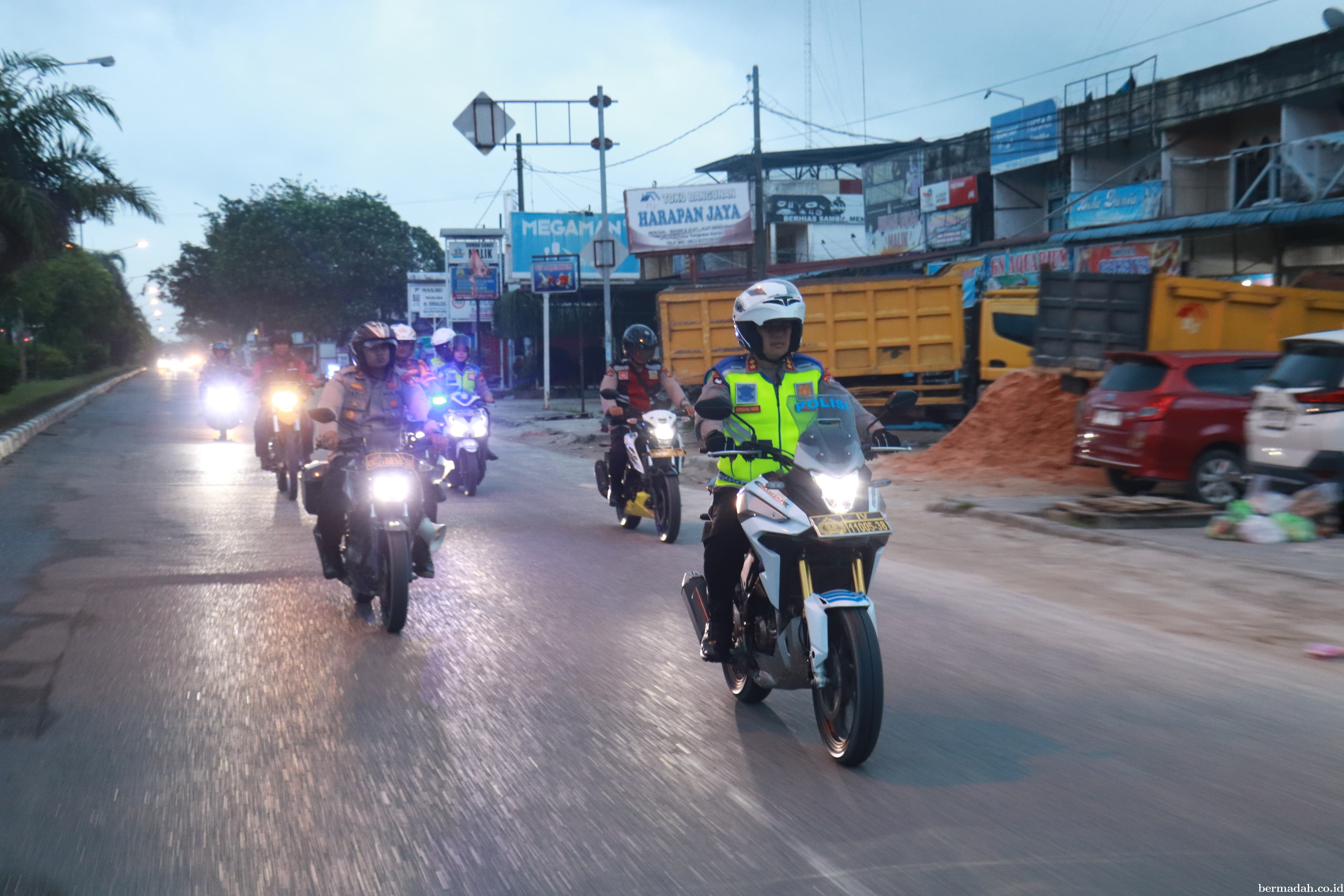 Jaga Keamanan Ramadan, Kapolres Pelalawan Pimpin Grebeg Sahur di Pangkalan Kerinci