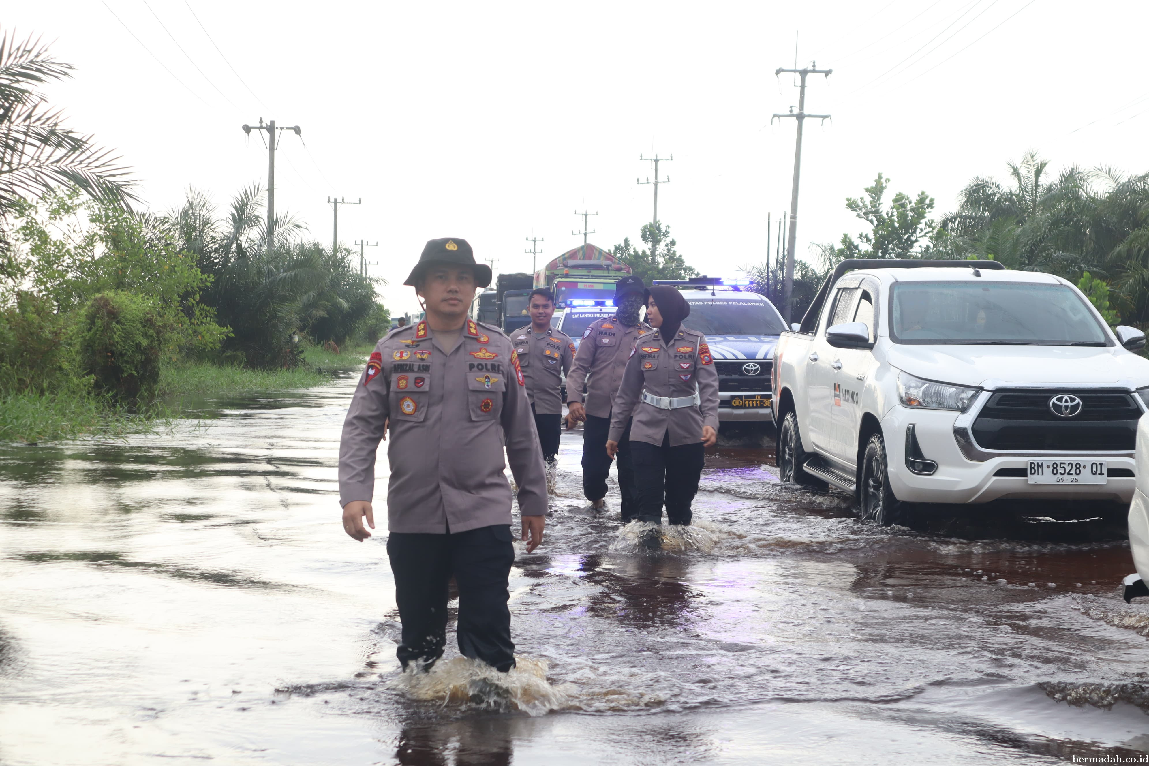 Polres Pelalawan Siaga 24 Jam di Lokasi Banjir KM 83