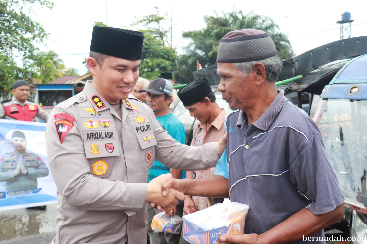 Kapolres Pelalawan Bagikan Paket Berbuka Puasa kepada Warga dan Abang Becak