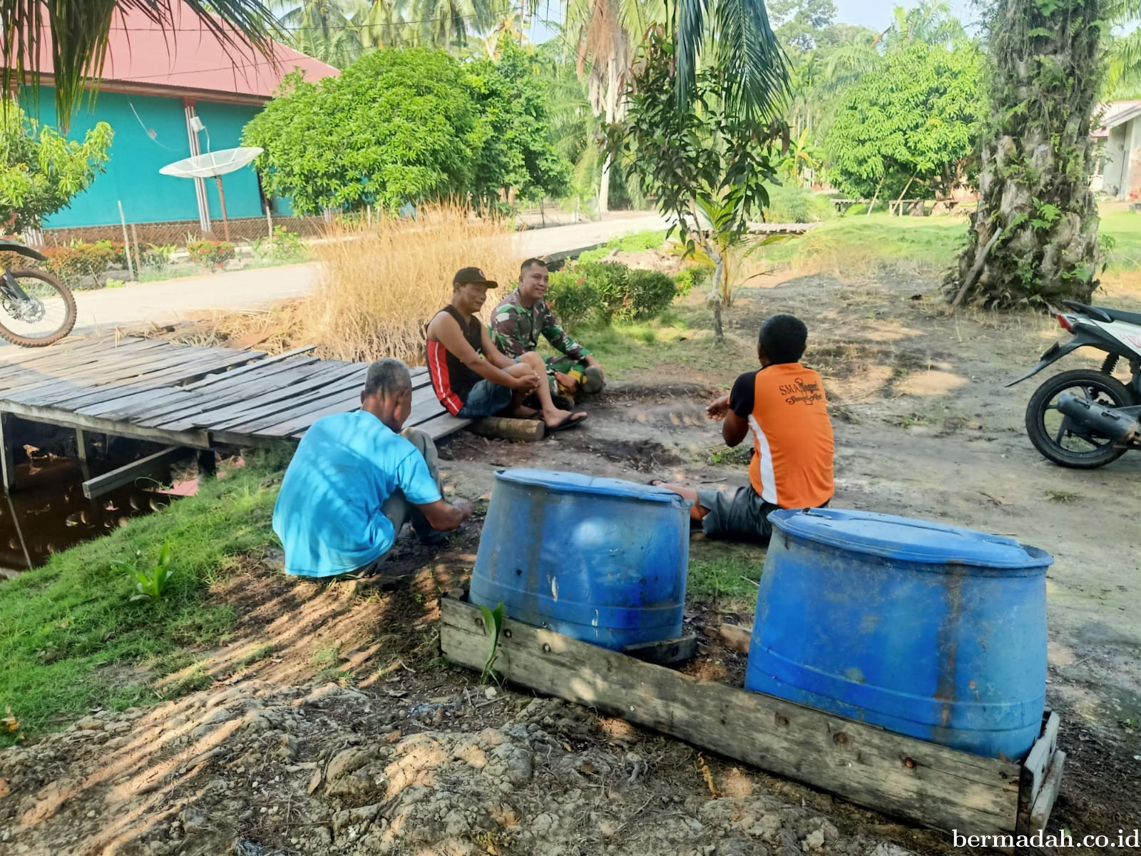Selasa 25 Maret, Babinsa Koramil 02/Sungai Apit Patroli dan Sosialisasi Pilkada Damai