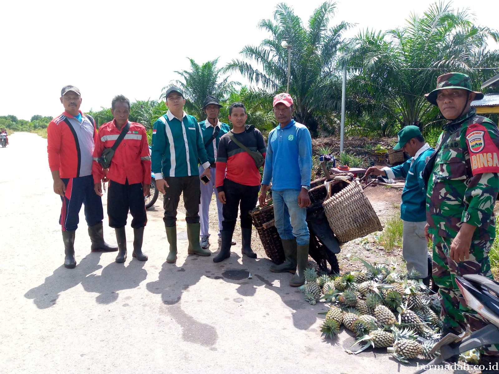 Rabu 26 Maret, Babinsa Koramil 02/Sungai Apit Patroli dan Sosialisasi Pilkada Damai