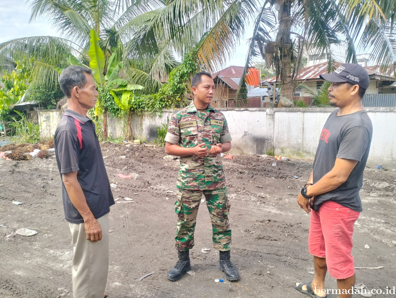 Jumat 28 Maret, Babinsa Koramil 02/Sungai Apit Melaksanakan Patroli dan Sosialisasi Pilkada Damai