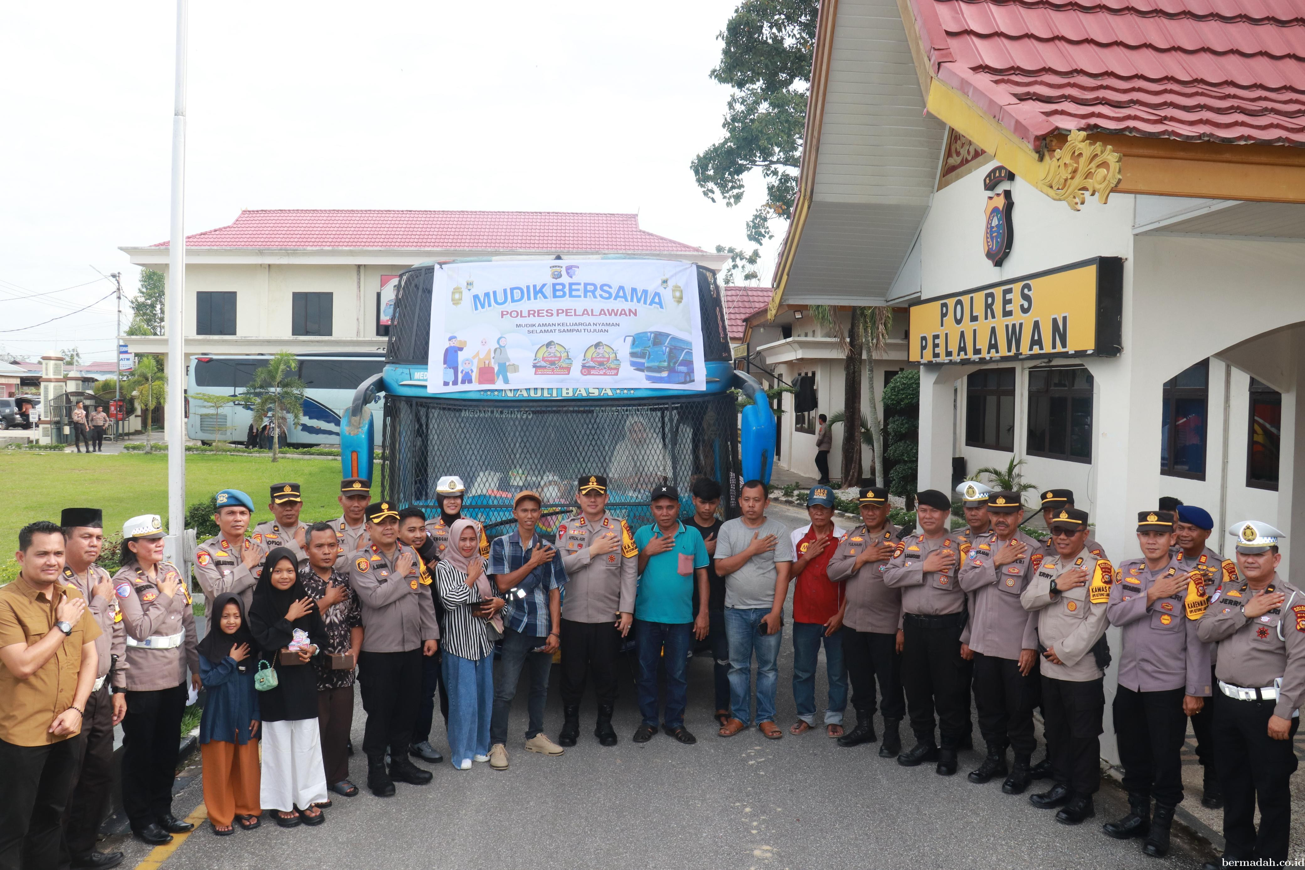 Kapolres Pelalawan Lepas 100 Pemudik ke Sumatra Utara, Berangkat dengan Penuh Kebahagiaan
