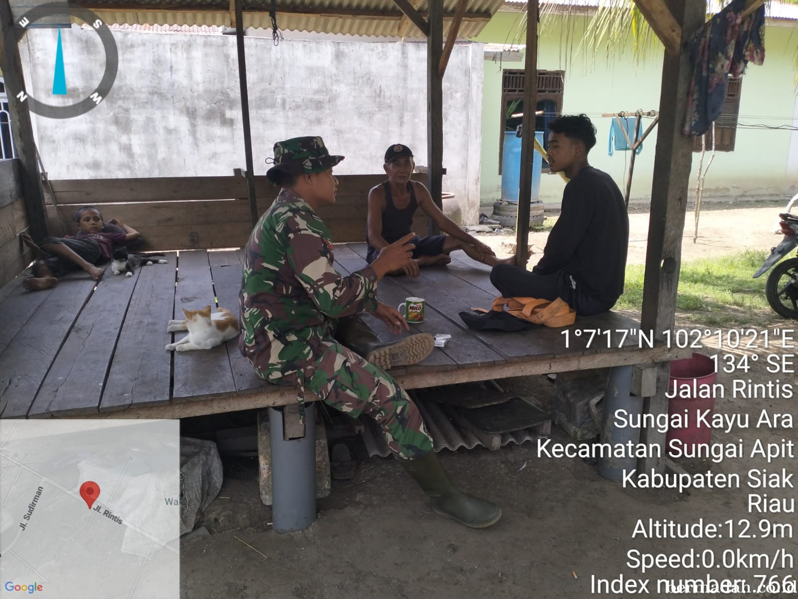 Minggu 30 Maret, Babinsa Koramil 02/Sungai Apit Melaksanakan Patroli dan Sosialisasi Pilkada Damai