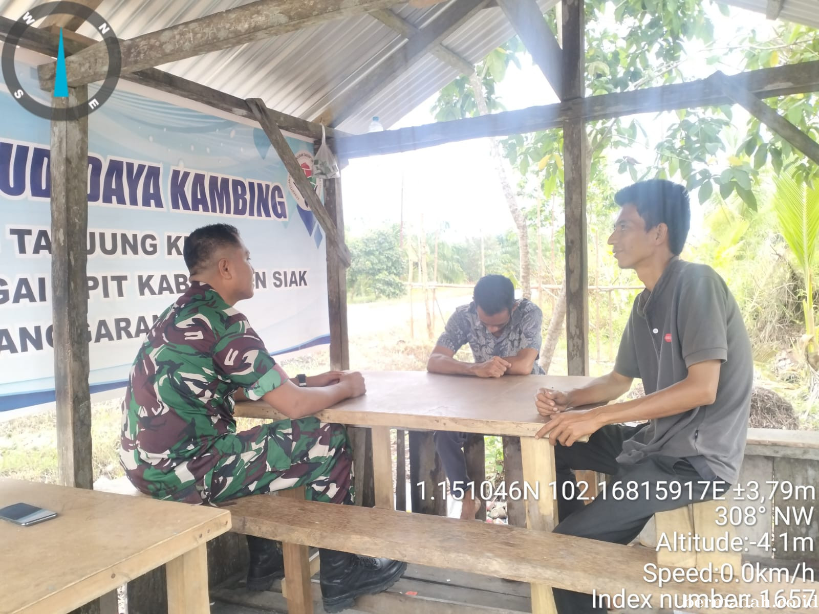 Senin 31 Maret, Babinsa Koramil 02/Sungai Apit Melaksanakan Patroli dan Sosialisasi Pilkada Damai