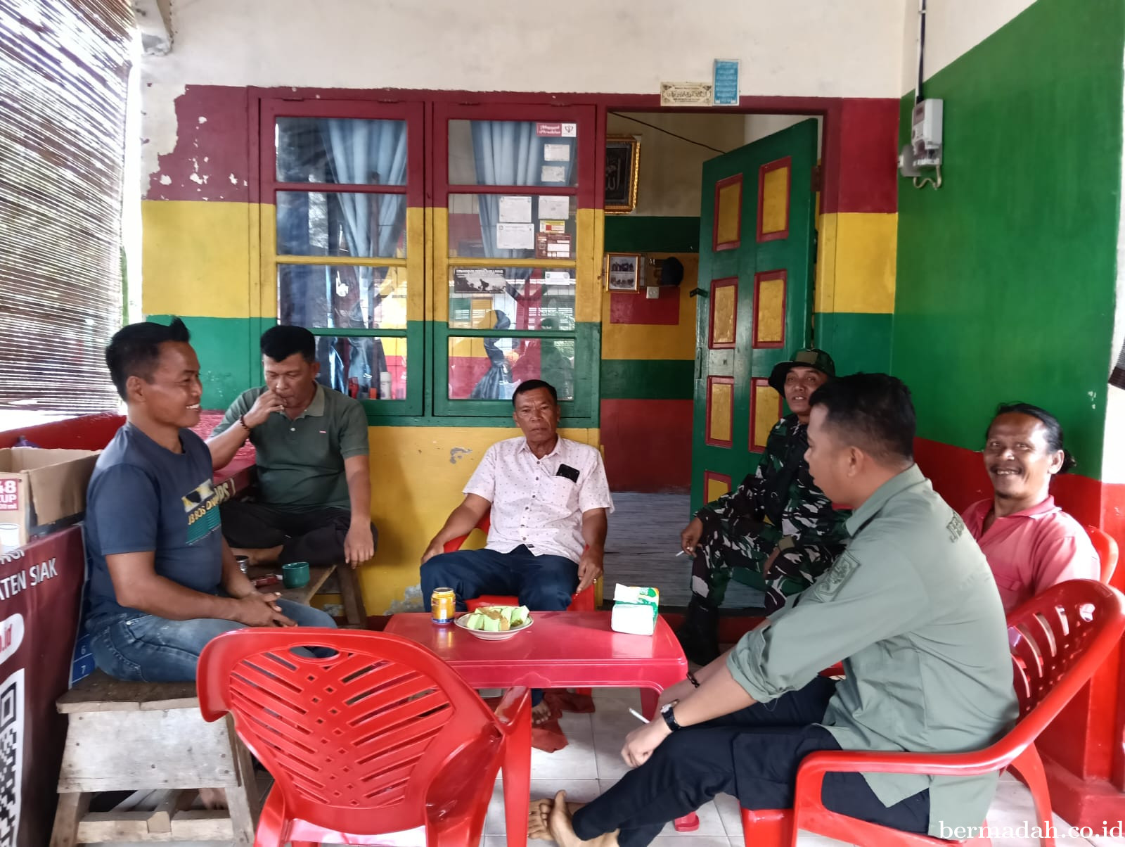 Selasa 1 April, Babinsa Koramil 02/Sungai Apit Patroli dan Sosialisasi Pilkada Damai