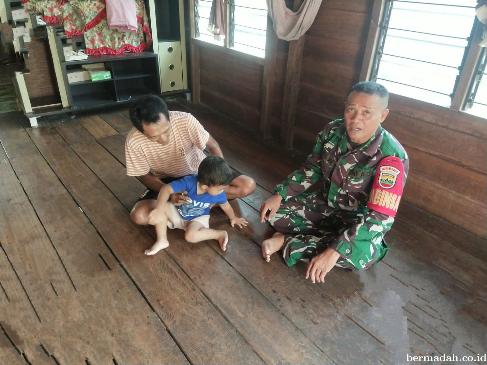 Kamis 3 April, Babinsa Koramil 02/SA Follow up/mengunjungi anak Asuh Stunting