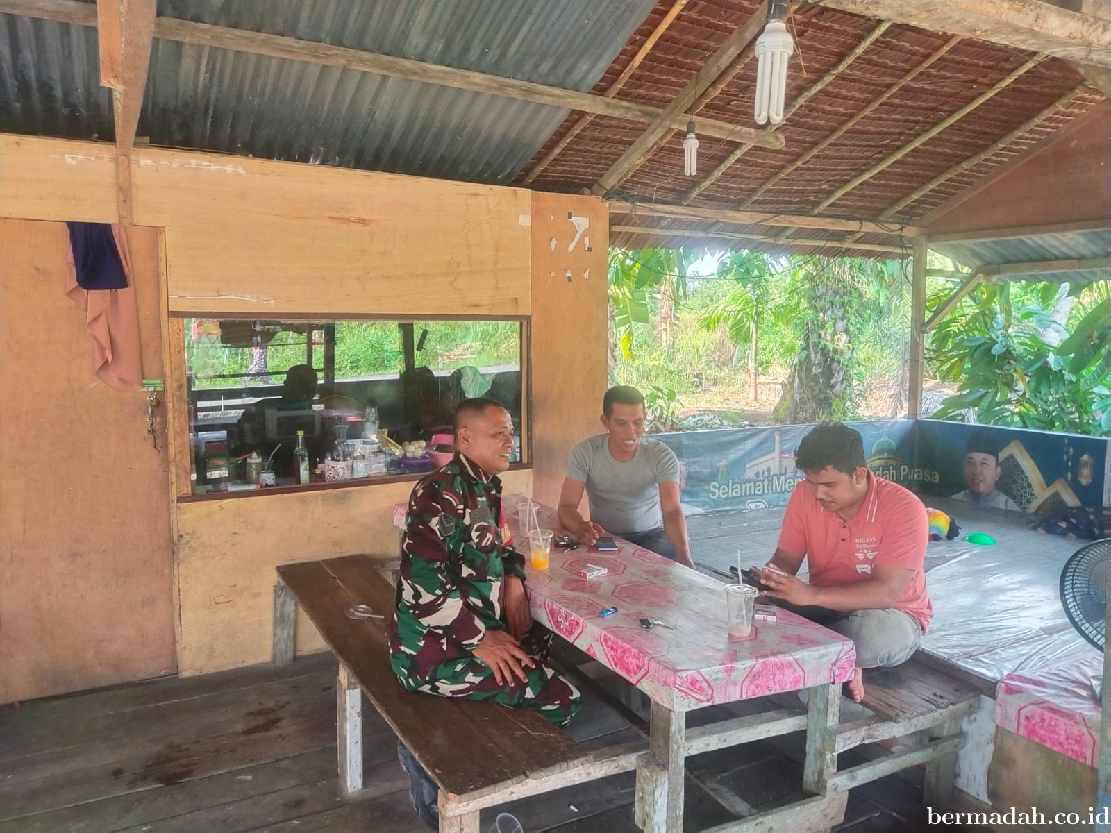 Minggu 11 Mei, Babinsa Koramil 02/Sungai Apit Patroli dan Sosialisasi Pilkada Damai