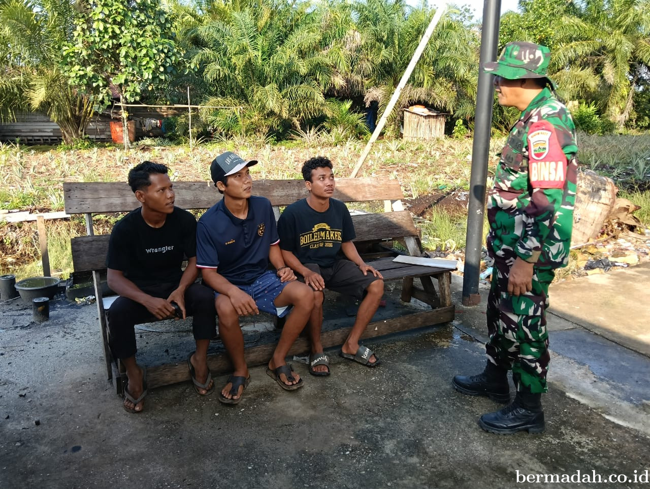 Rabu 14 Mei, Babinsa Koramil 02/Sungai Apit Patroli dan Sosialisasi Pilkada Damai