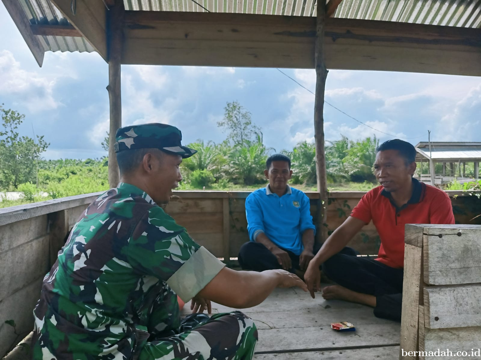 Kamis 15 Mei, Babinsa Koramil 02/Sungai Apit Patroli dan Sosialisasi Pilkada Damai