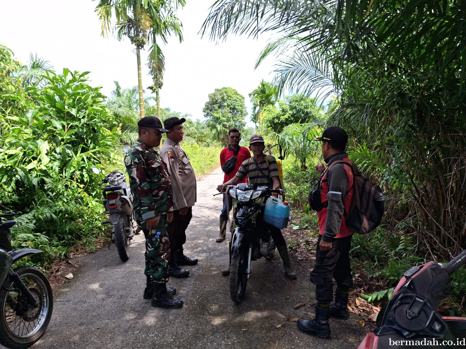 Penanggulangan Karhutla di Wilayah Koramil 02/Sungai Apit, Minggu 18 Mei