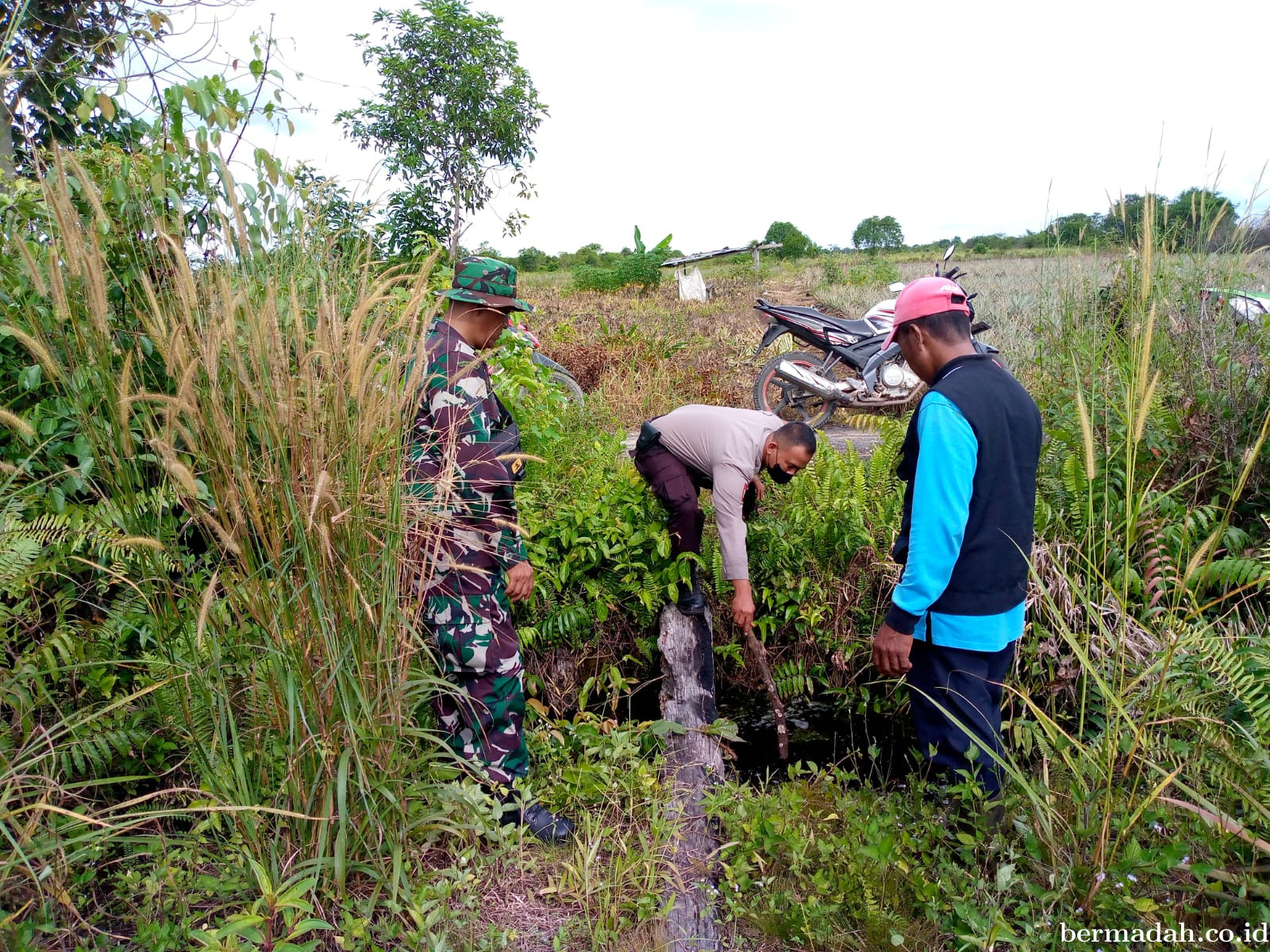 Penanggulangan Karhutla di Wilayah Koramil 02/Sungai Apit, Senin 19 Mei