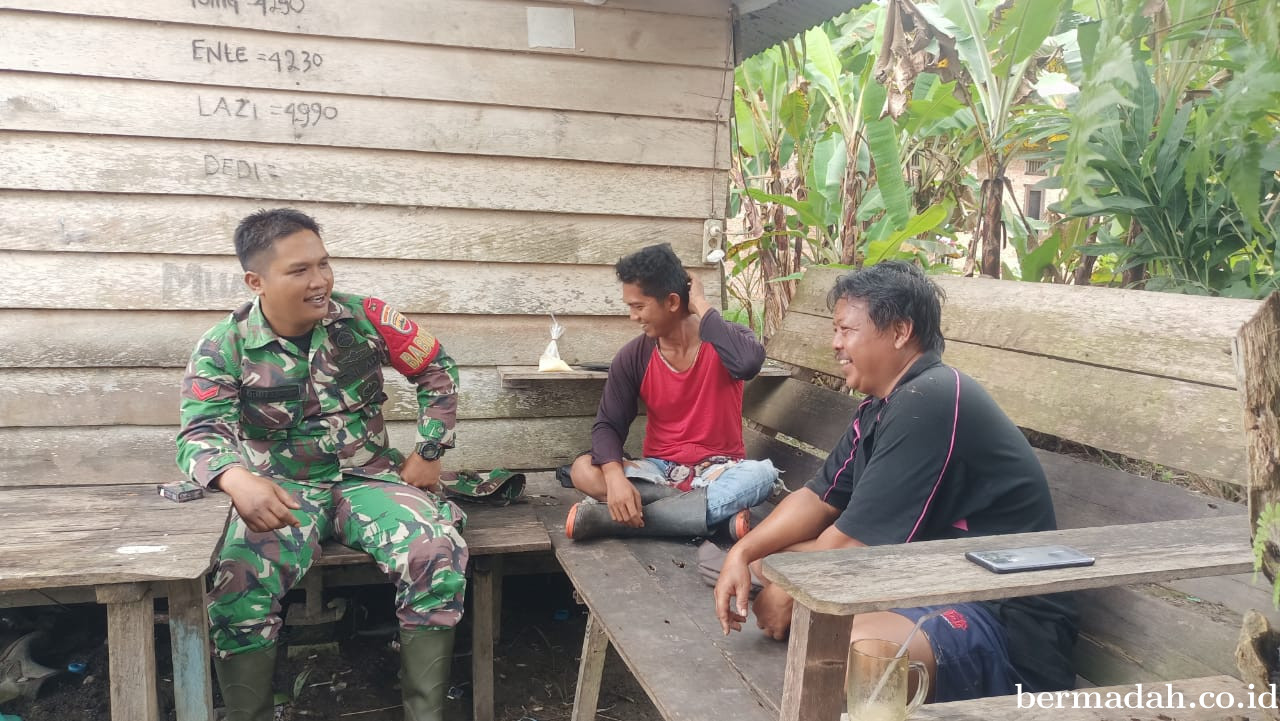 Kamis 29 Mei, Babinsa Koramil 02/Sungai Apit Patroli dan Sosialisasi Pilkada Damai