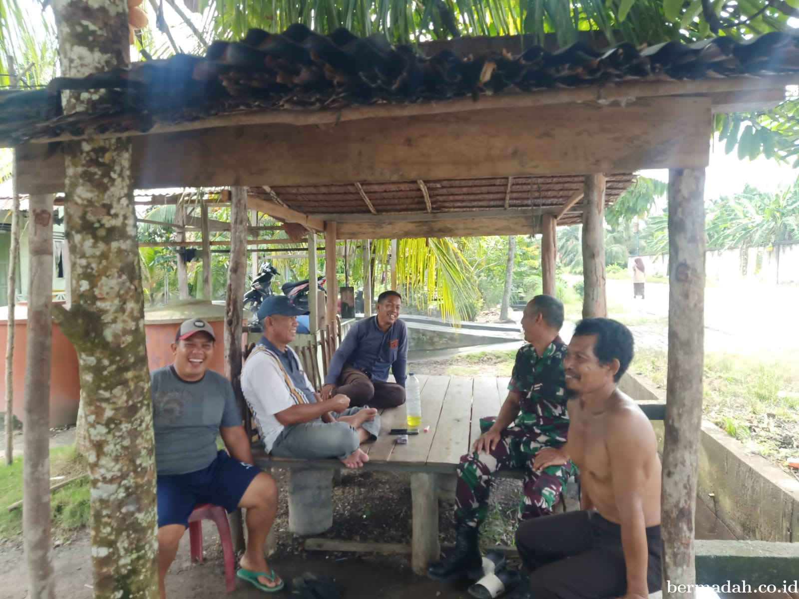 Babinsa Koramil 02/Sungai Apit Melaksanakan Patroli dan Sosialisasi Pilkada Damai