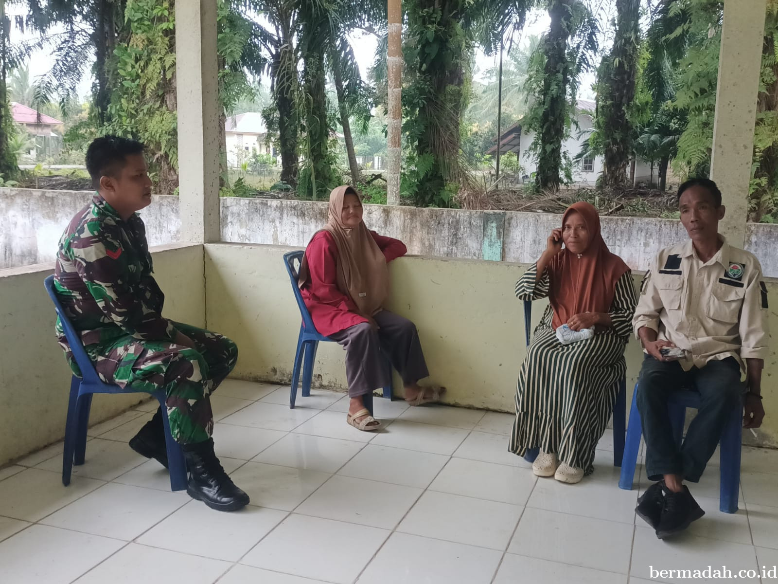 Selasa 8 Juli Babinsa Koramil 02/Sungai Apit Komsos dikampung Dusun Pusaka