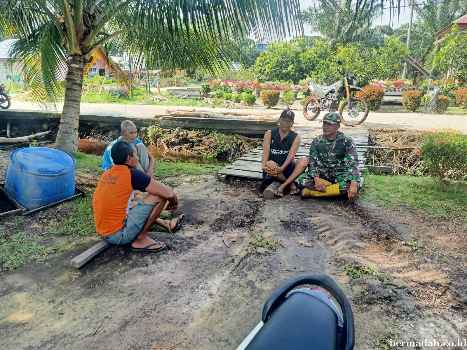 Rabu 9 Juli, Babinsa Koramil 02/Sungai Apit Komsos kepada Masyarakat Teluk Batil