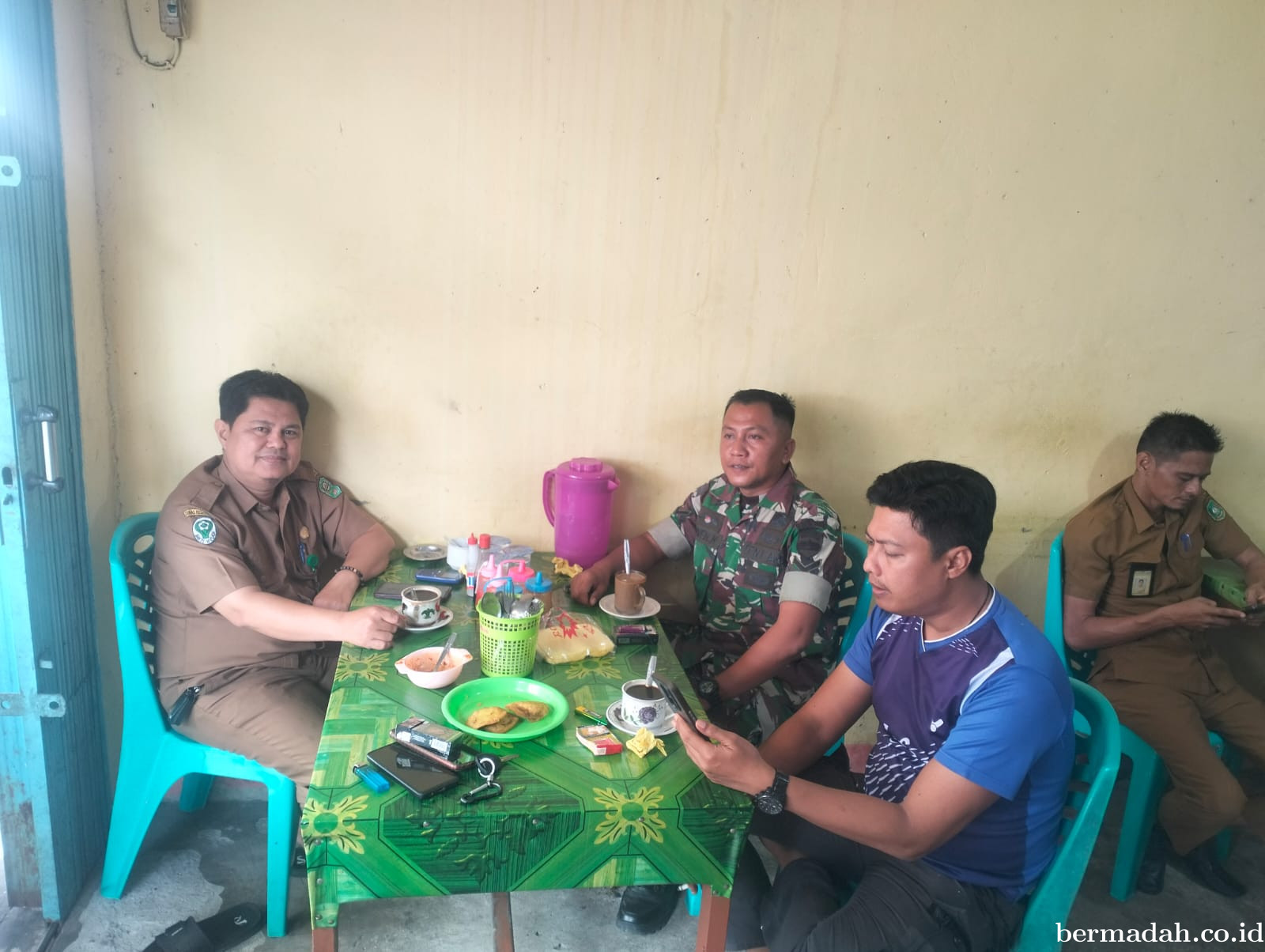 Selasa 16 September, Babinsa Koramil 02/Sungai Apit Komsos di Kelurahan Sungai Apit