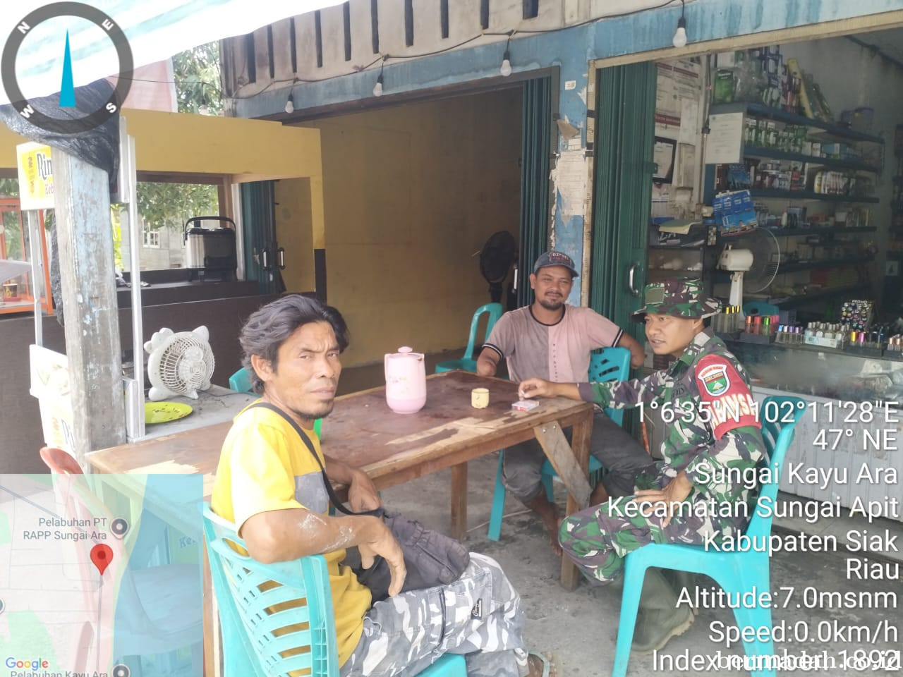 Minggu 16 November, Babinsa Koramil 02/Sungai Apit Komsos di Kampung Sungai Kayu Ara