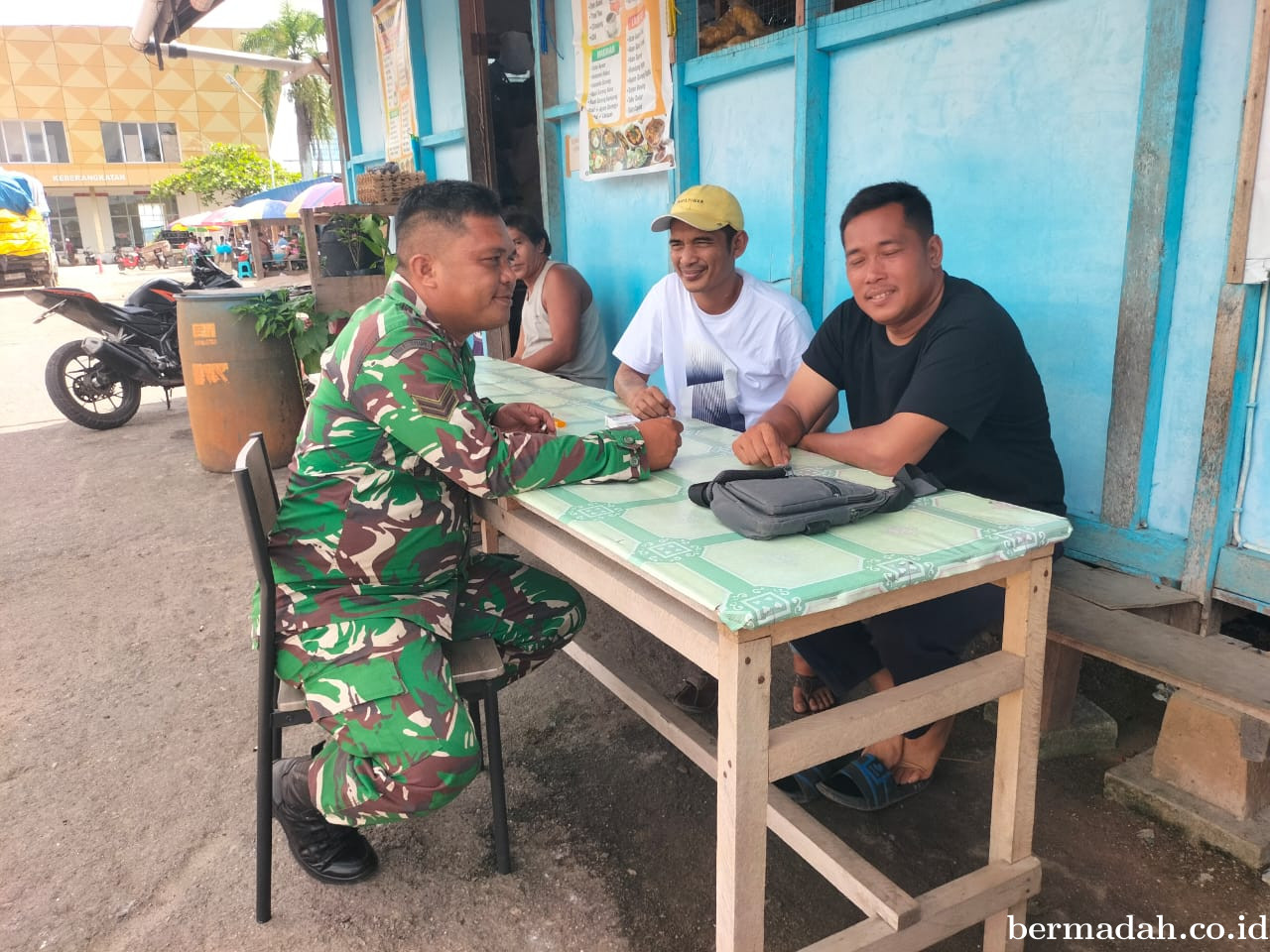 Rabu 19 November, Babinsa Koramil 02/Sungai Apit Komsos di Kampung Mengkapan