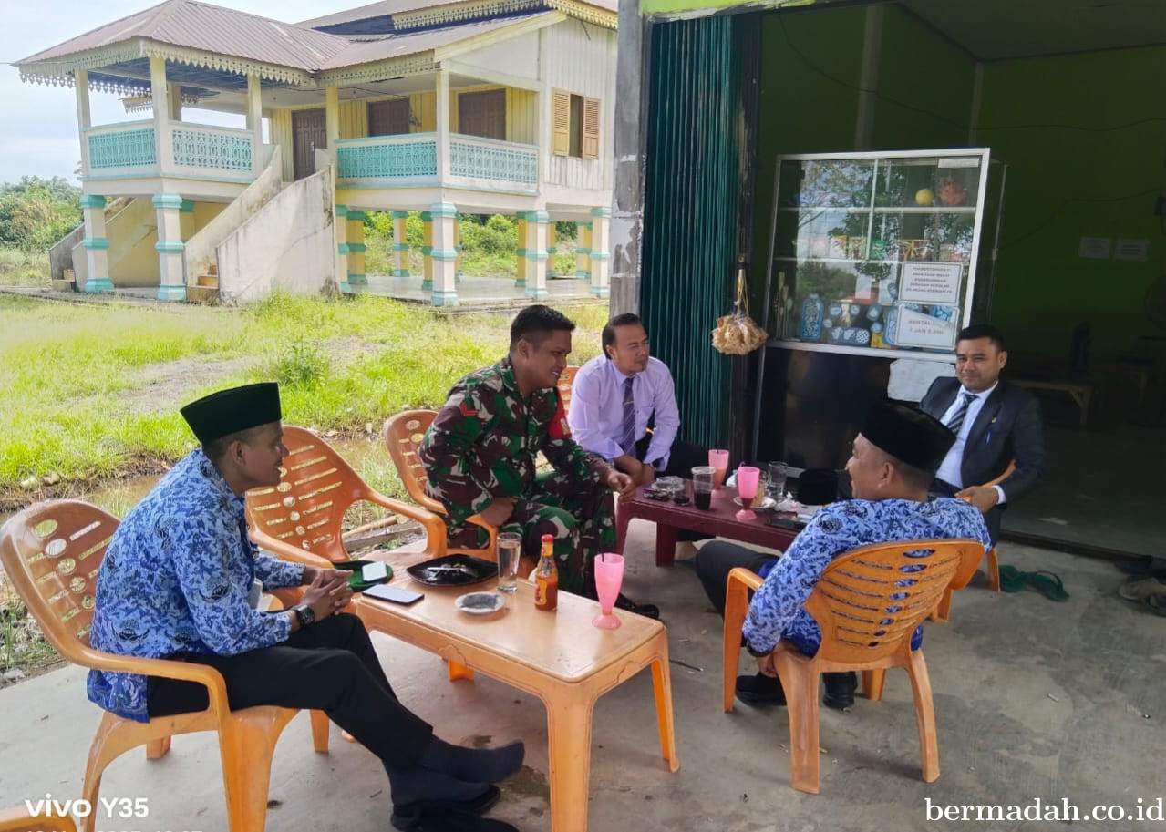 Kamis 20 November, Babinsa Koramil 02/Sungai Apit Komsos di Kampung Pebadaran