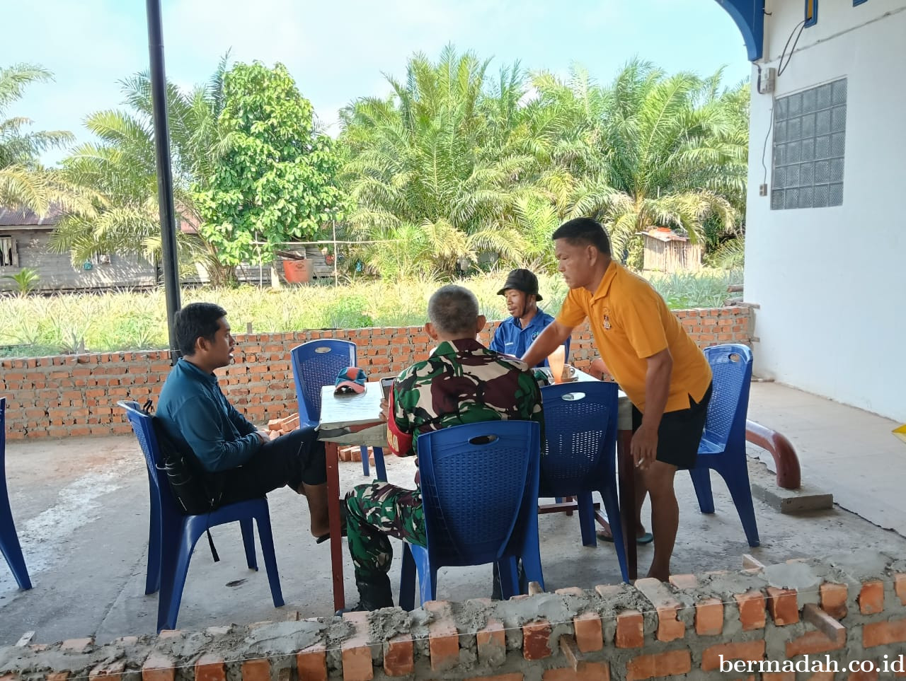 Jumat 21 November, Babinsa Koramil 02/Sungai Apit Komsos di Kampung Penyengat