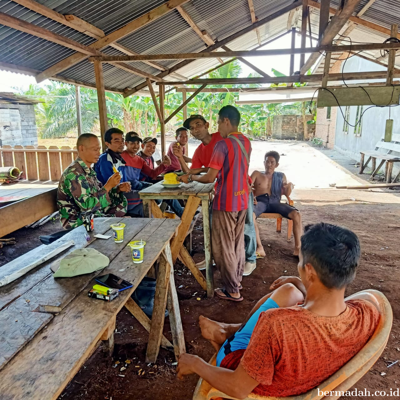 Minggu 23 November, Babinsa Koramil 02/Sungai Apitb Komsos di Kampung Tanjung Kuras