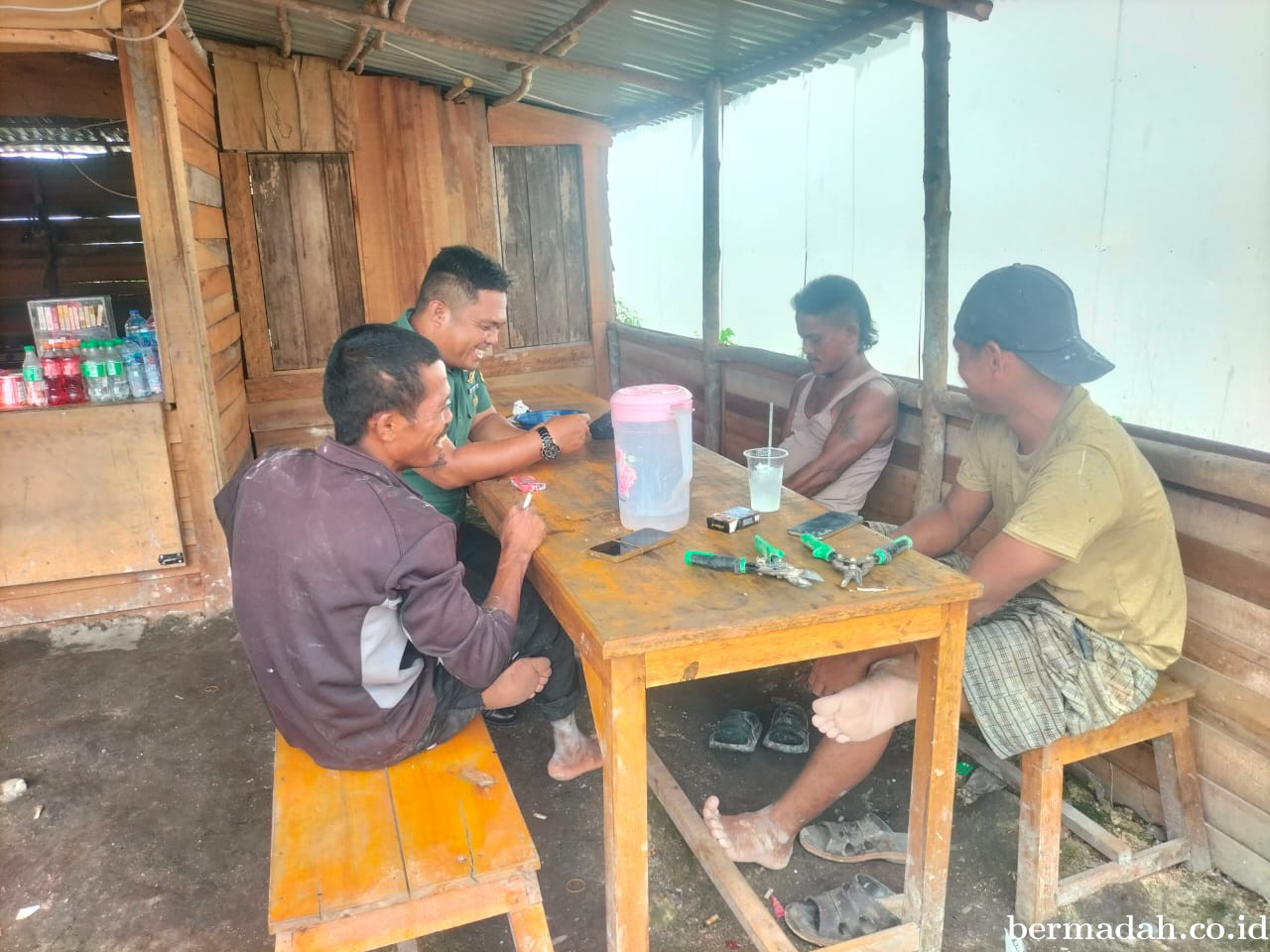 Rabu 26 November, Babinsa Koramil 02/Sungai Apit Komsos di Kampung Mengkapan