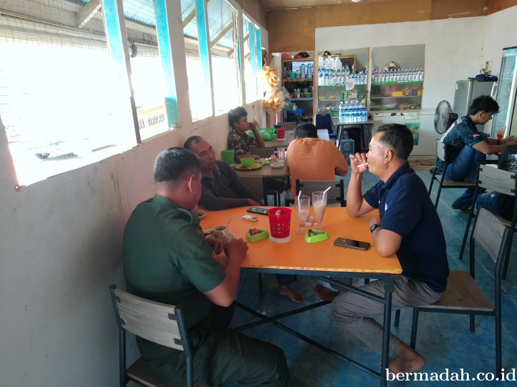 Selasa 2 Desember, Babinsa Koramil 02/Sungai Apit Komsos di Jalan Kartini