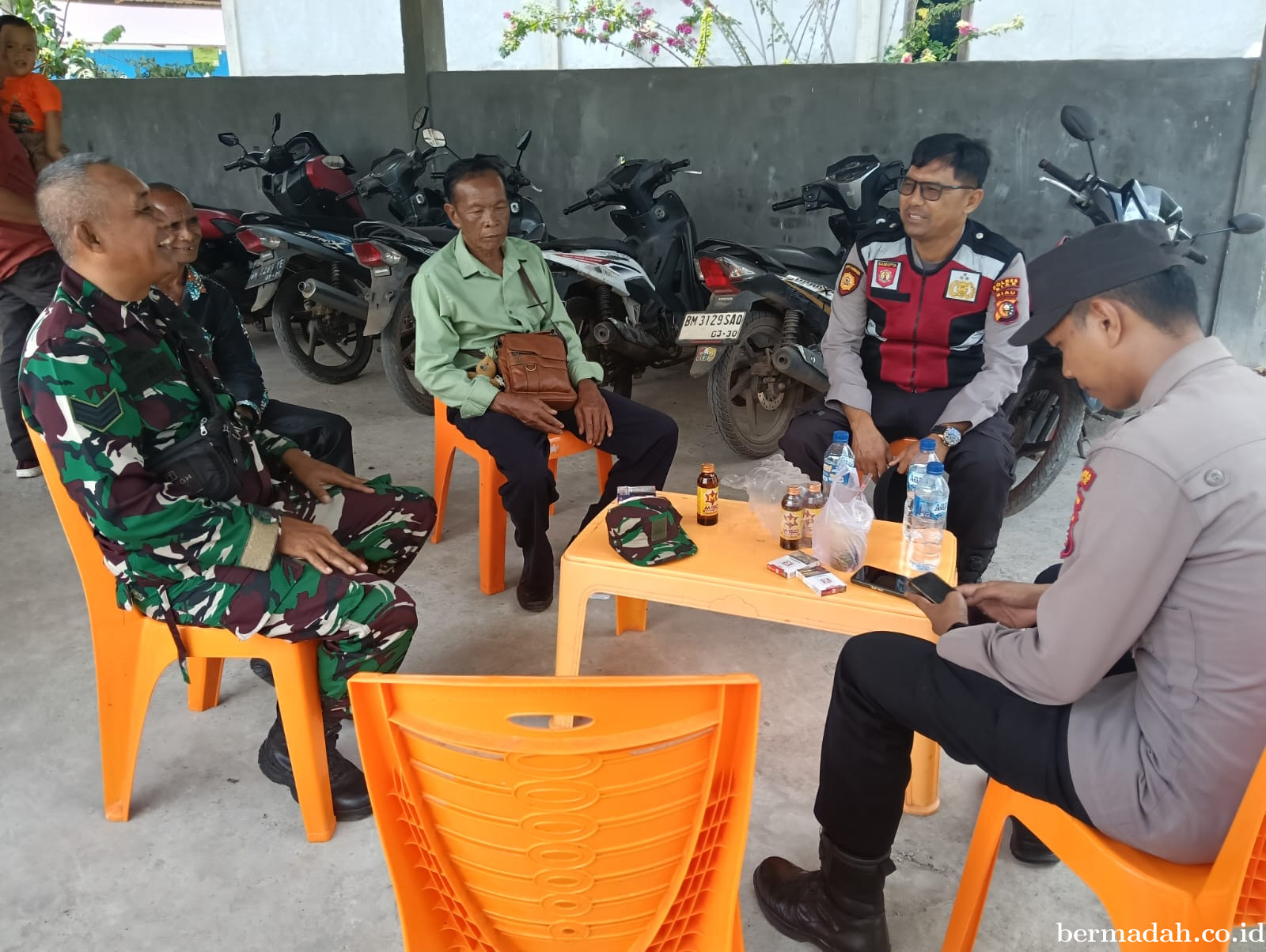 Jumat 2 Januari, Babinsa Koramil 02/Sungai Apit Komsos di Kampung Penyengat