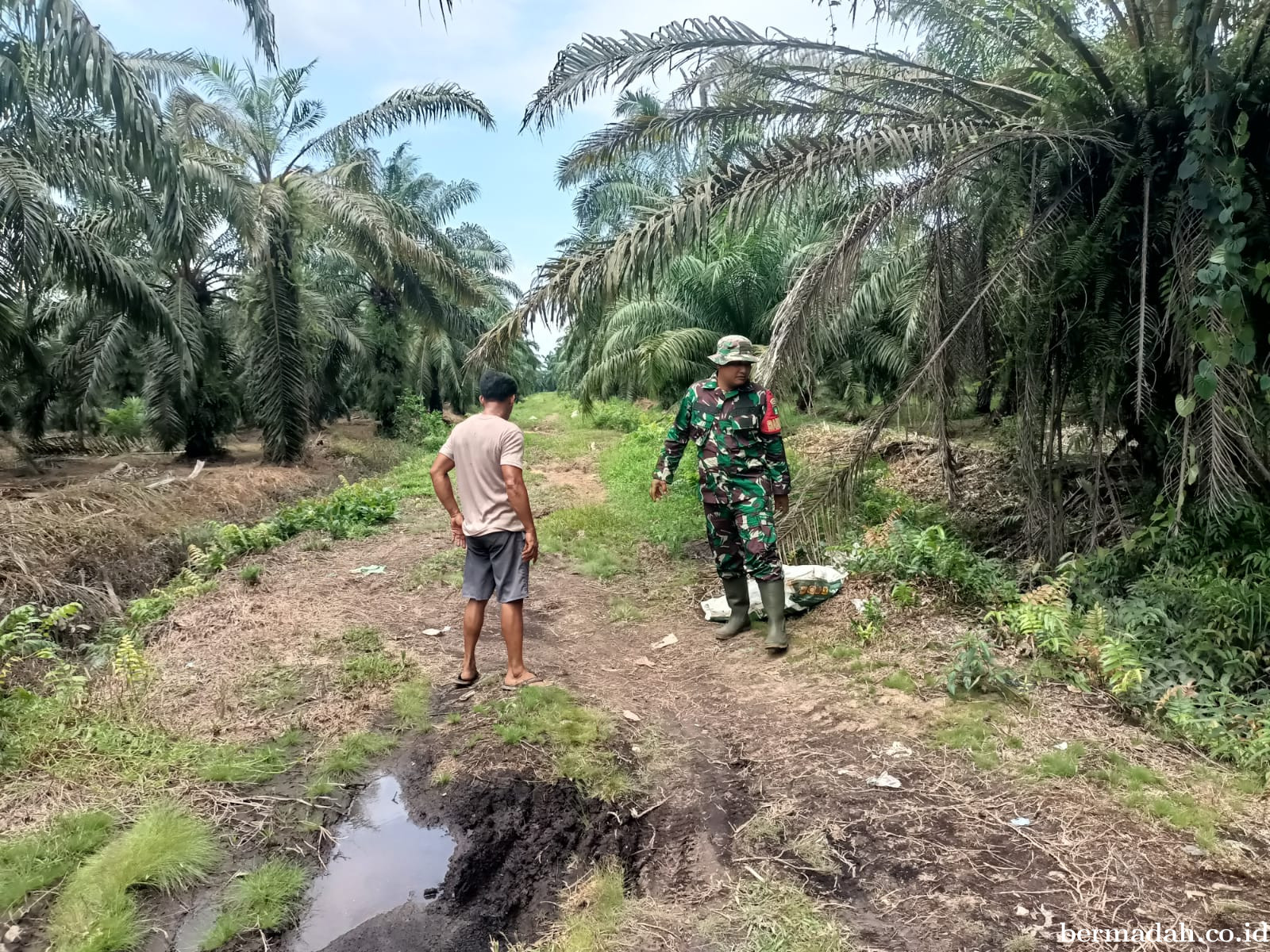 Penanggulangan Karhutla di Wilayah Koramil 02/Sungai Apit, Minggu 4 Januari