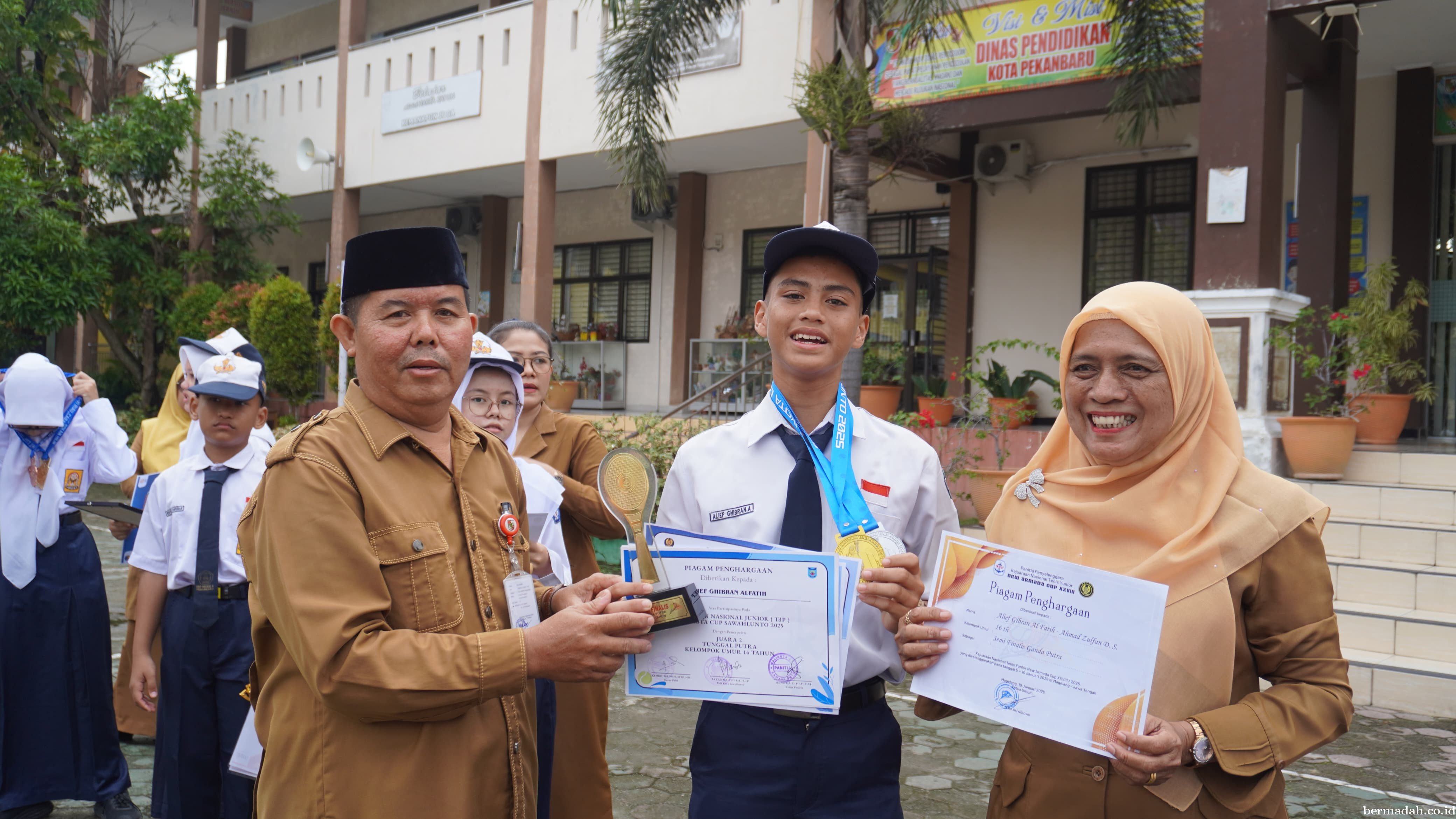 Siswa SMPN 4 Pekanbaru Harumkan Riau, Raih Juara Nasional Tenis Yunior New Armada Cup 2026