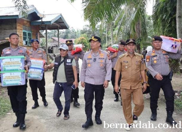 Kapolres Pelalawan dan Baznas Salurkan Bansos untuk Warga Desa Rantau Baru Terdampak Banjir