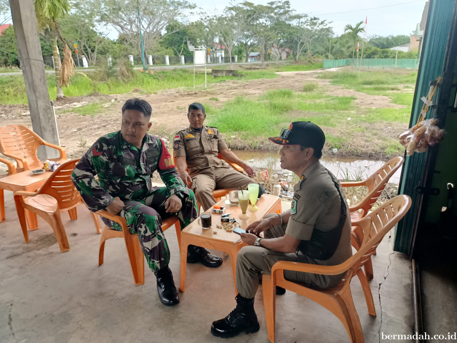 Jumat 16 Januari, Babinsa Koramil 02/Sungai Apit Komsos di Kampung Pebadaran