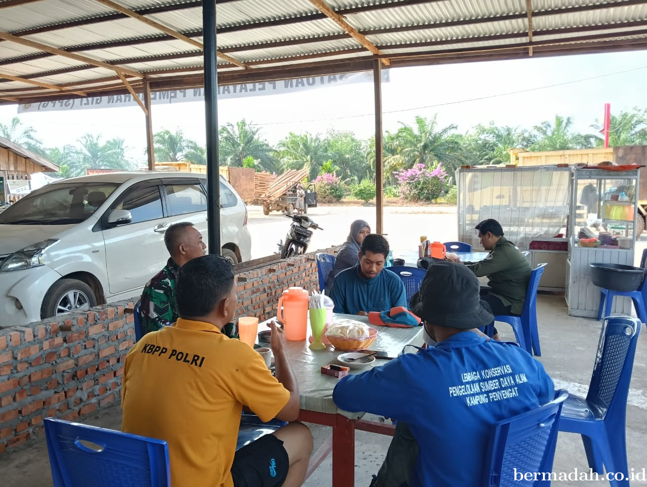 Rabu 21 Januari 2026 pukul 09.00 Wib Babinsa Koramil 02/Sungai Apit Komsos di Kampung Penyengat