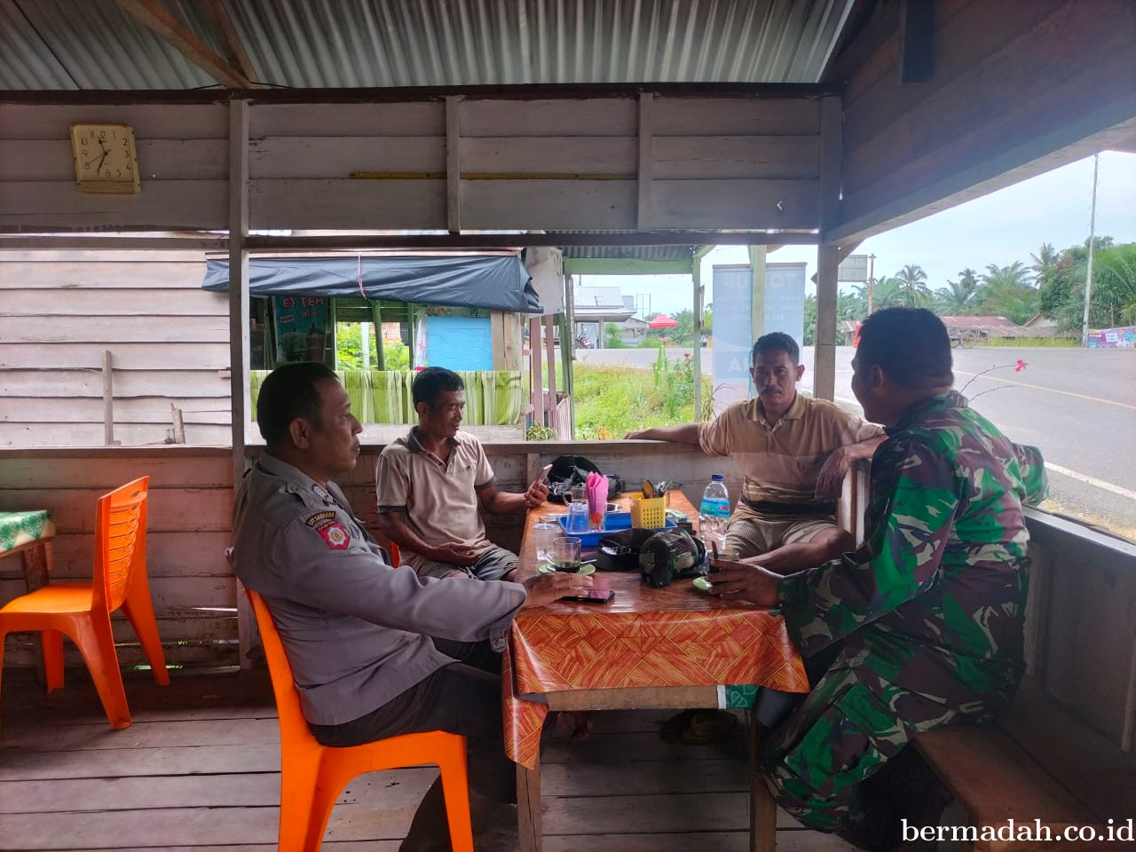Jumat 23 Januari, Babinsa Koramil 02/Sungai Apit Komsos di Kampung Mengkapan