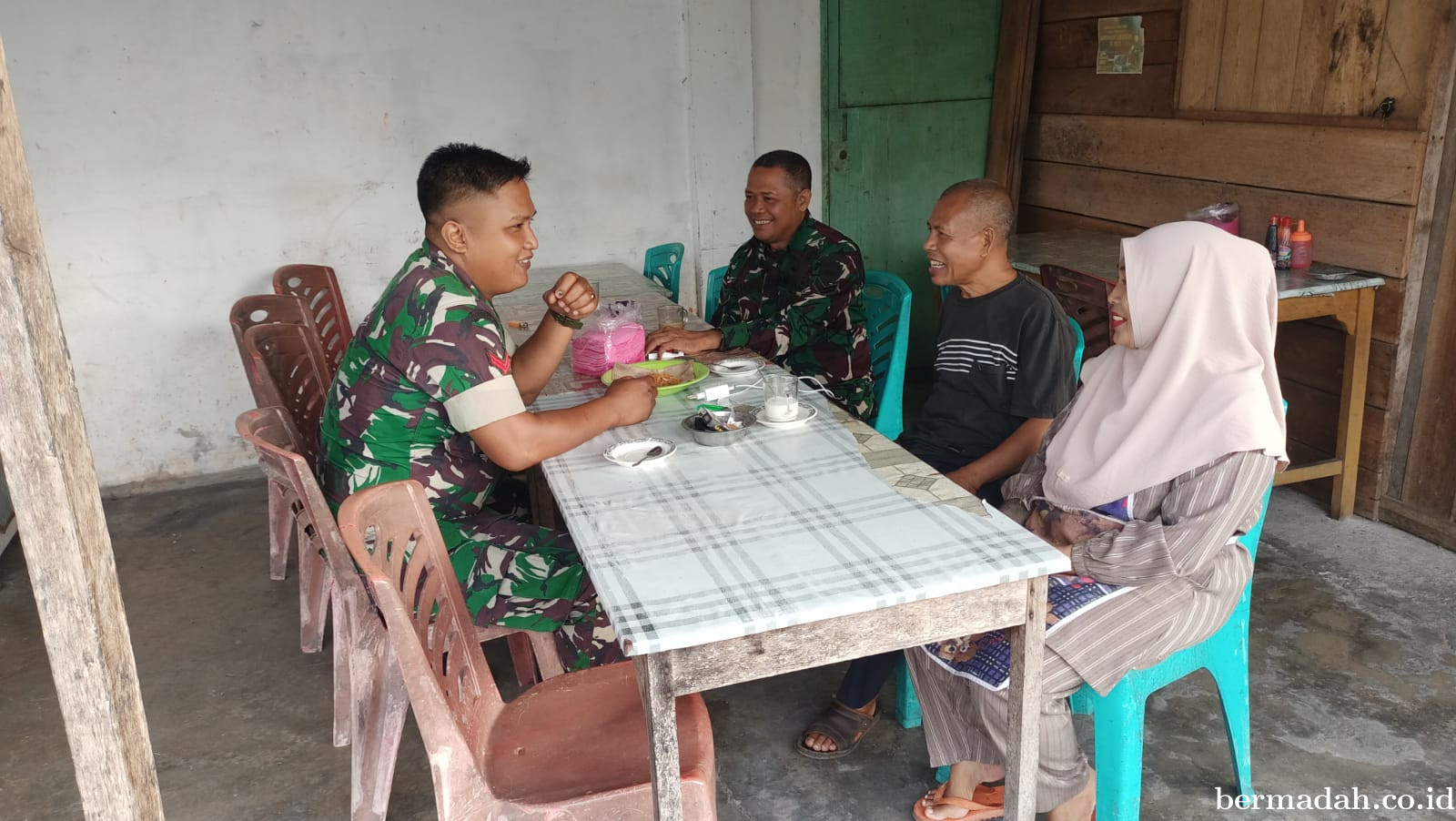 Minggu 25 Januari, Babinsa Koramil 02/Sungai Apit Komsos di Kampung Pebadaran