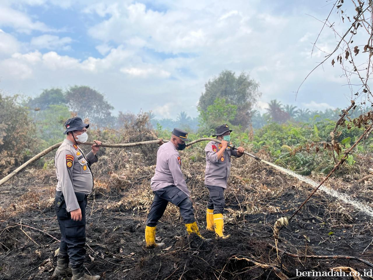 Kapolres Pelalawan Pimpin Langsung Pemadaman Karhutla