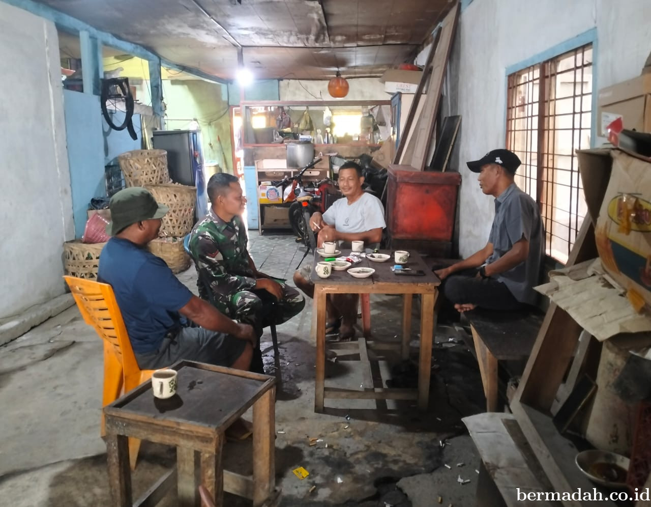 Minggu 1 Februari, Babinsa Koramil 02/Sungai Apit Komsos di Kampung Sungai Kayu Ara