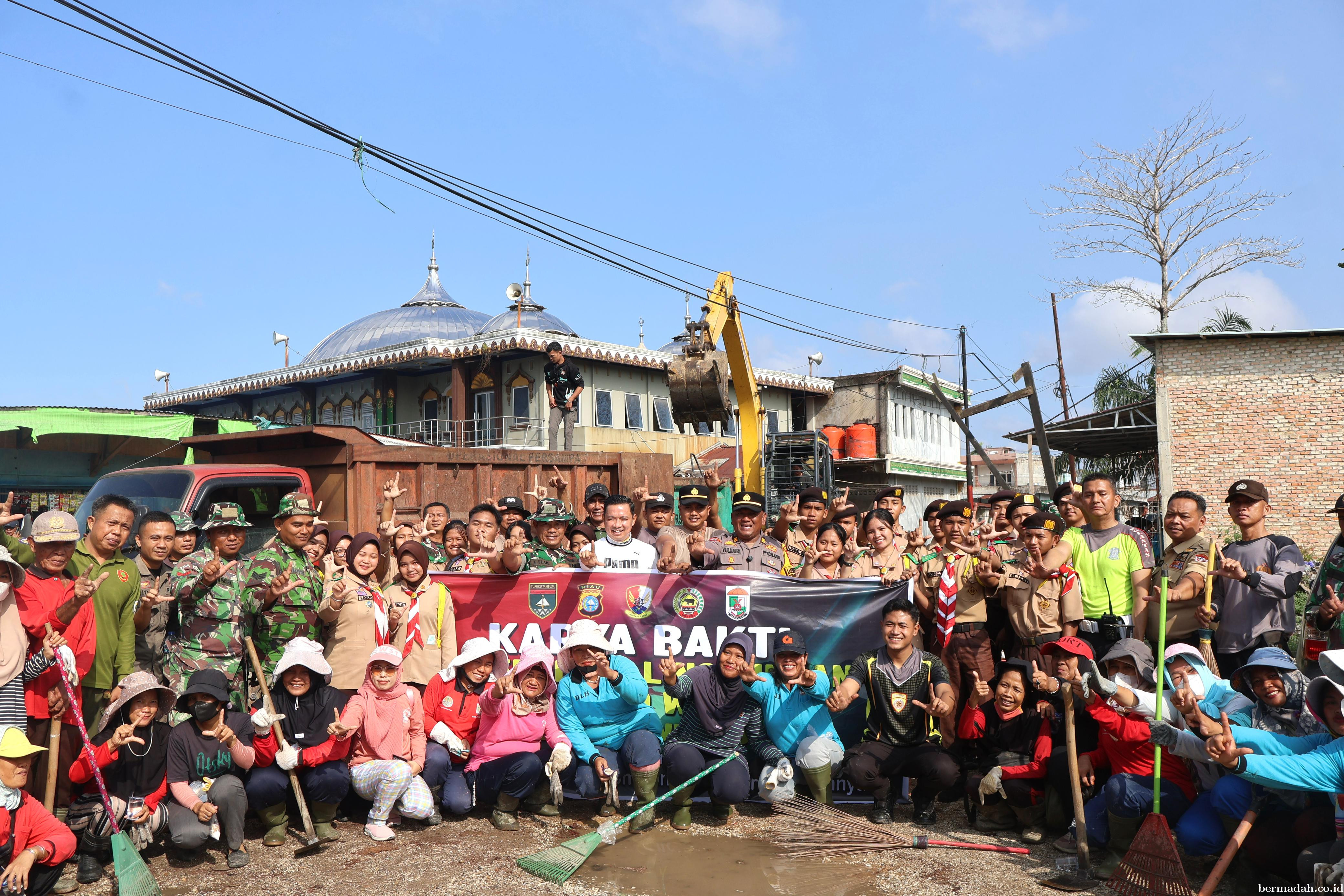 Polres Pelalawan Gelar Gotong Royong di Pasar Baru