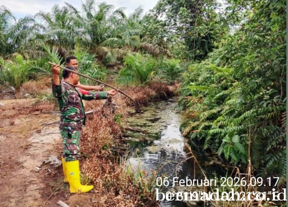 Penanggulangan Karhutla di Wilayah Koramil 02/Sungai Apit, Jumat 6 Februari