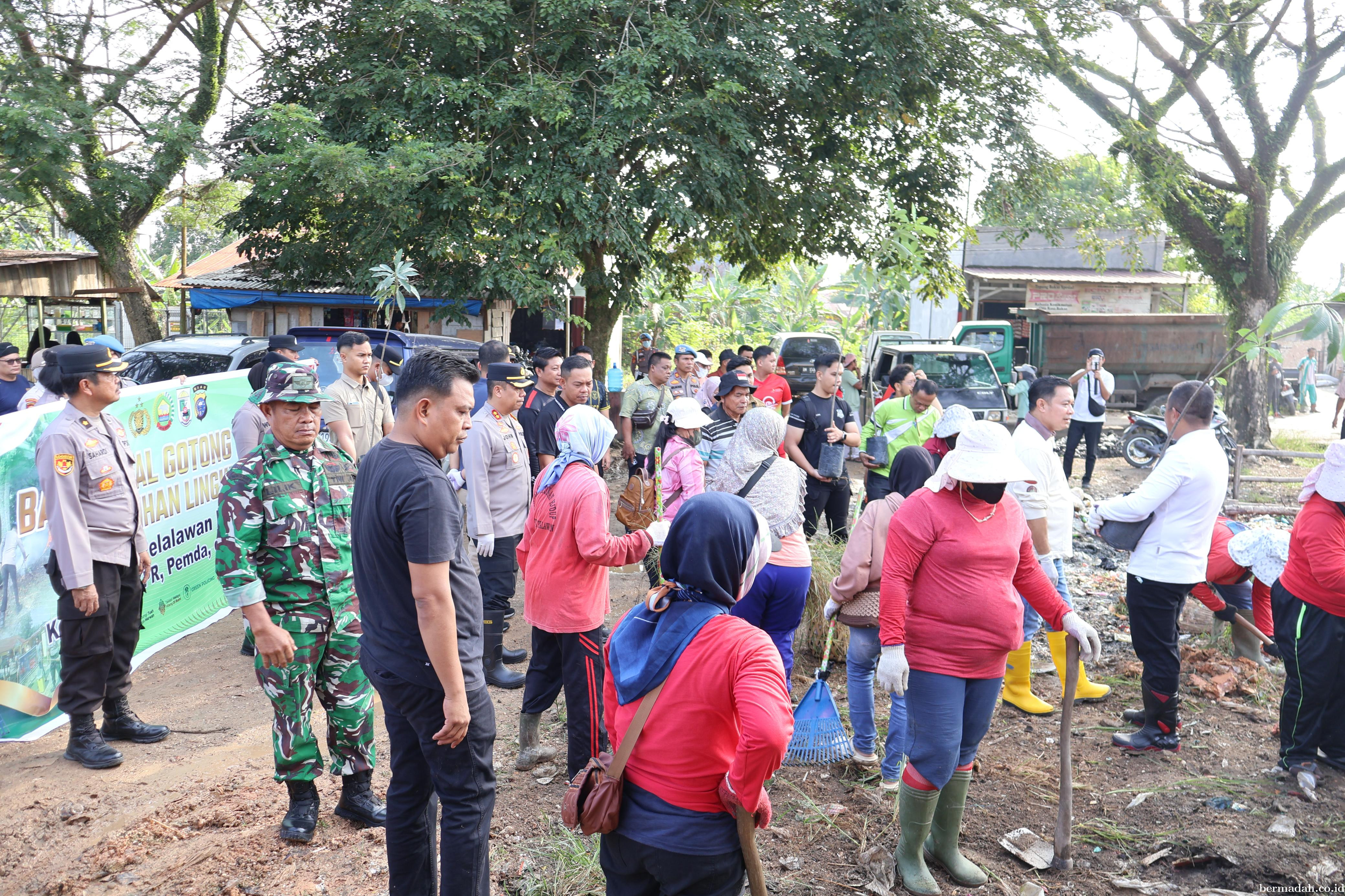 Polres Pelalawan Goro Bersihkan Pasar Baru