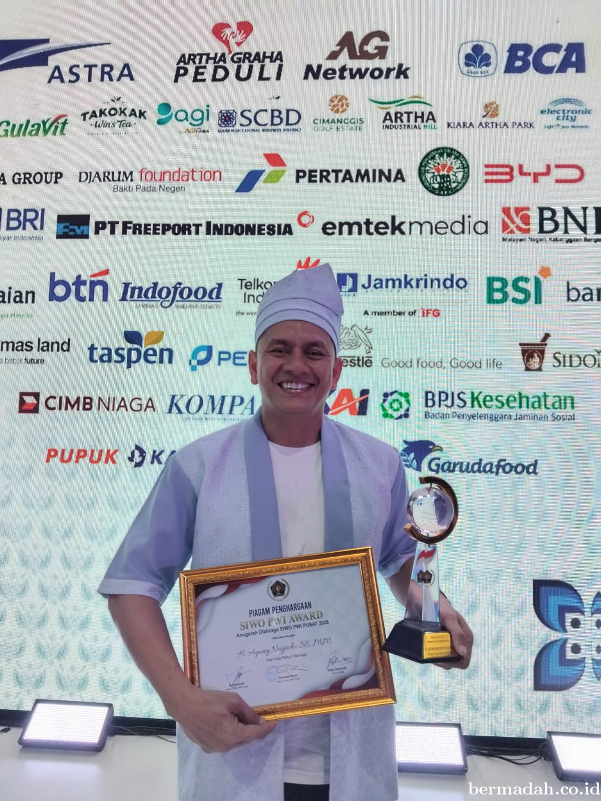 Puncak HPN 2026 di Banten: Wako Pekanbaru Raih Penghargaan SIWO PWI Award