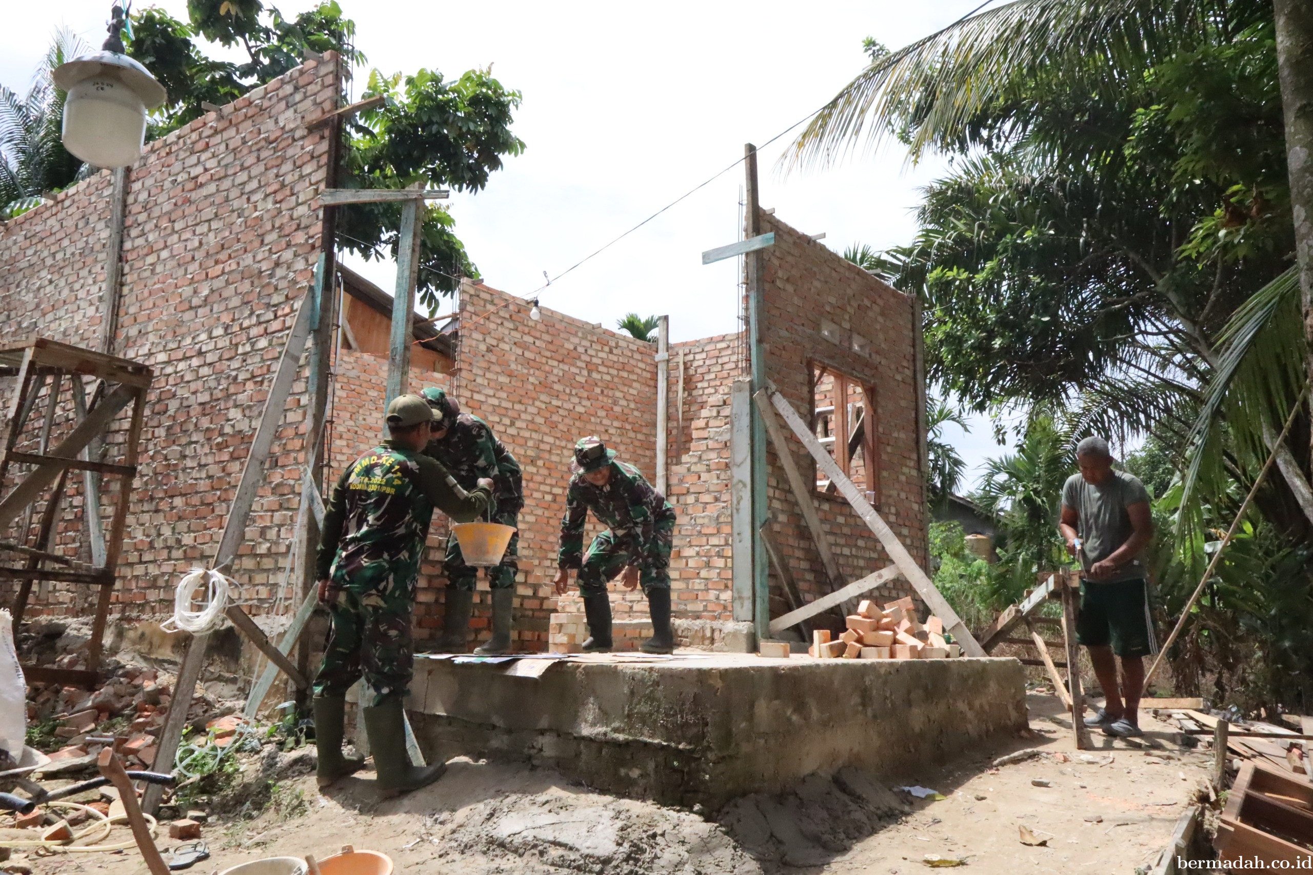 Bersama Rakyat, Satgas TMMD ke-127 Bangun Rumah Penuh Makna