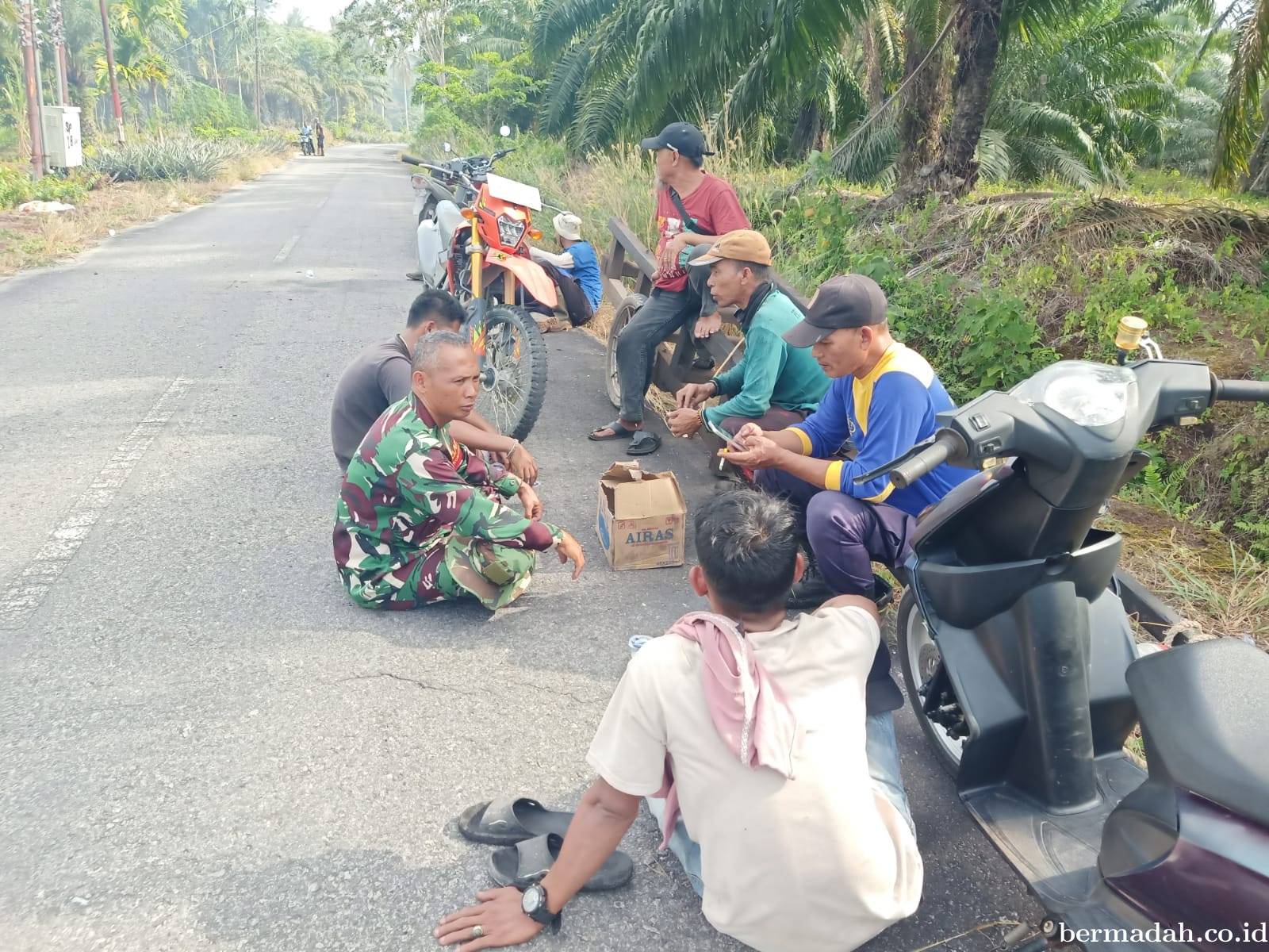 Kamis 12 Februari, Babinsa Koramil 02/Sungai Apit Komsos di Kampung Teluk Batil