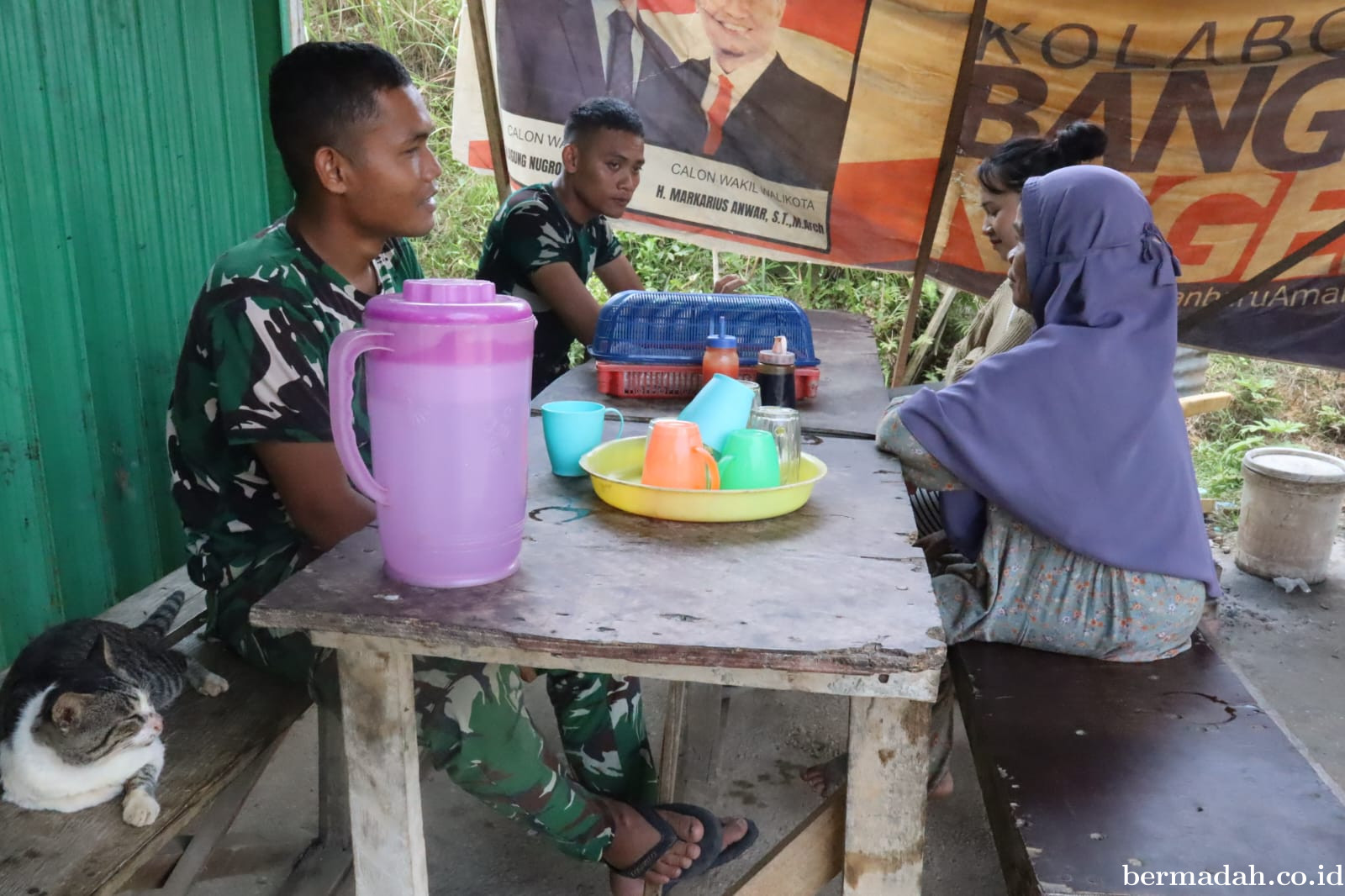 Di Sela Pekerjaan, Satgas TMMD ke-127 Rajut Keakraban dengan Masyarakat