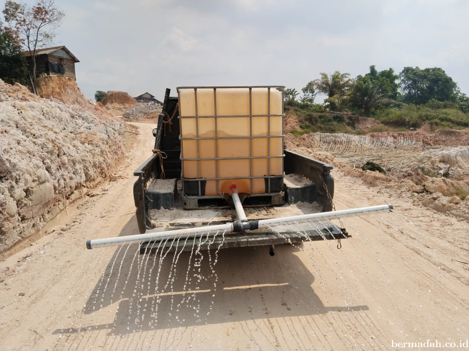 Langkah Nyata Satgas TMMD, Kurangi Debu Demi Senyum Masyarakat