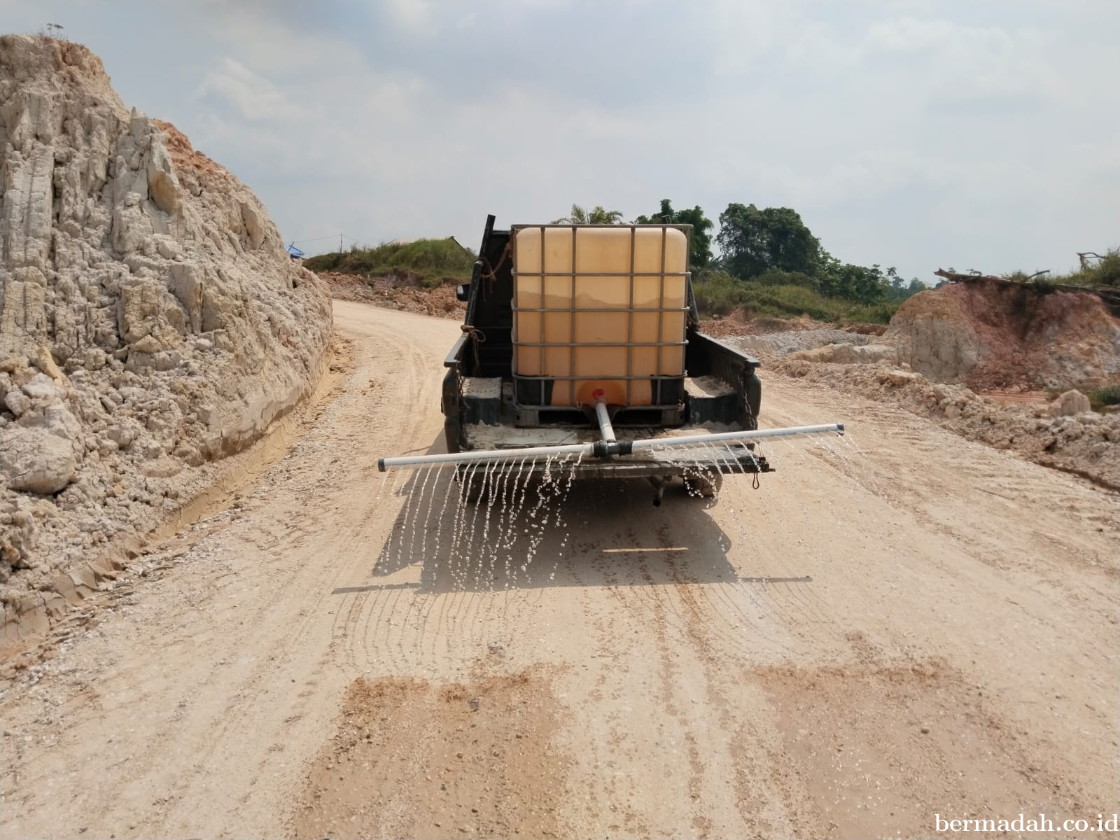 Peduli Kenyamanan Warga, Satgas TMMD Siram Jalan Setiap Hari