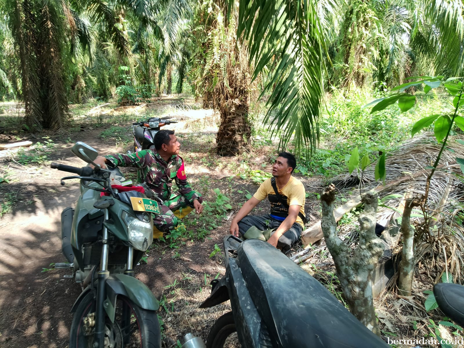 Minggu 15 Februari, Babinsa Koramil 02/Sungai Apit Komsos di Kampung Teluk Mesjid