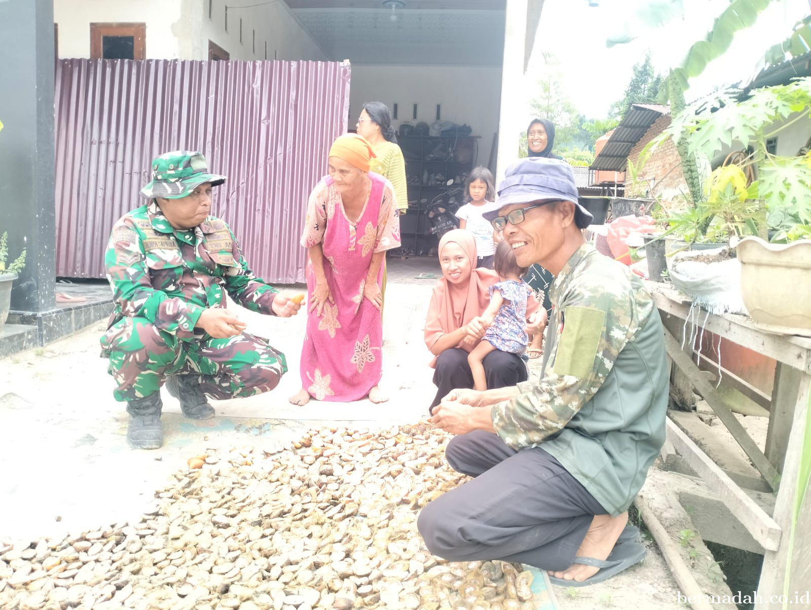Sentuhan Humanis Satgas TMMD di Tengah Petani Buah Pinang