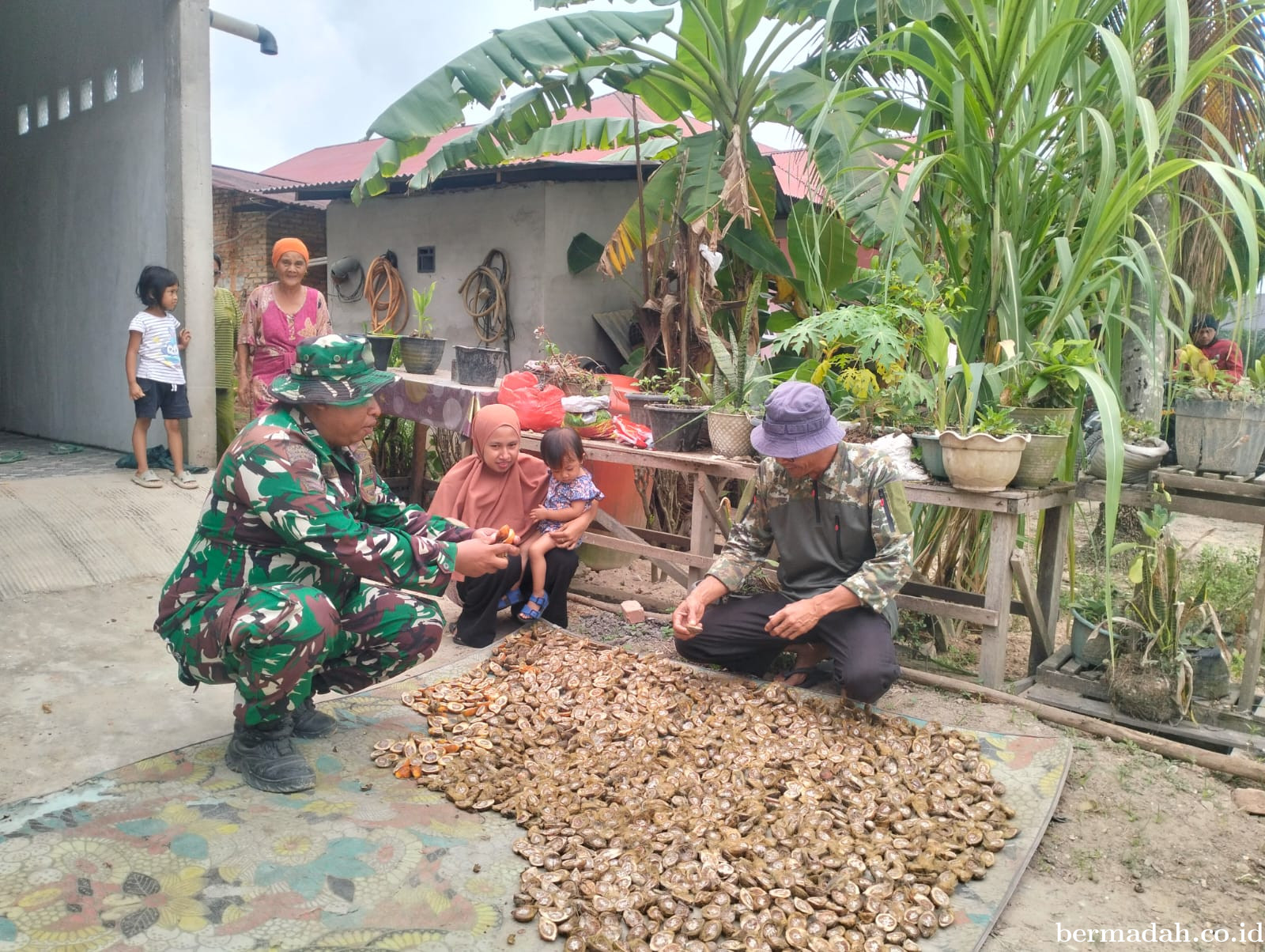 Kebersamaan TNI dan Petani Buah Pinang Warnai Lokasi TMMD